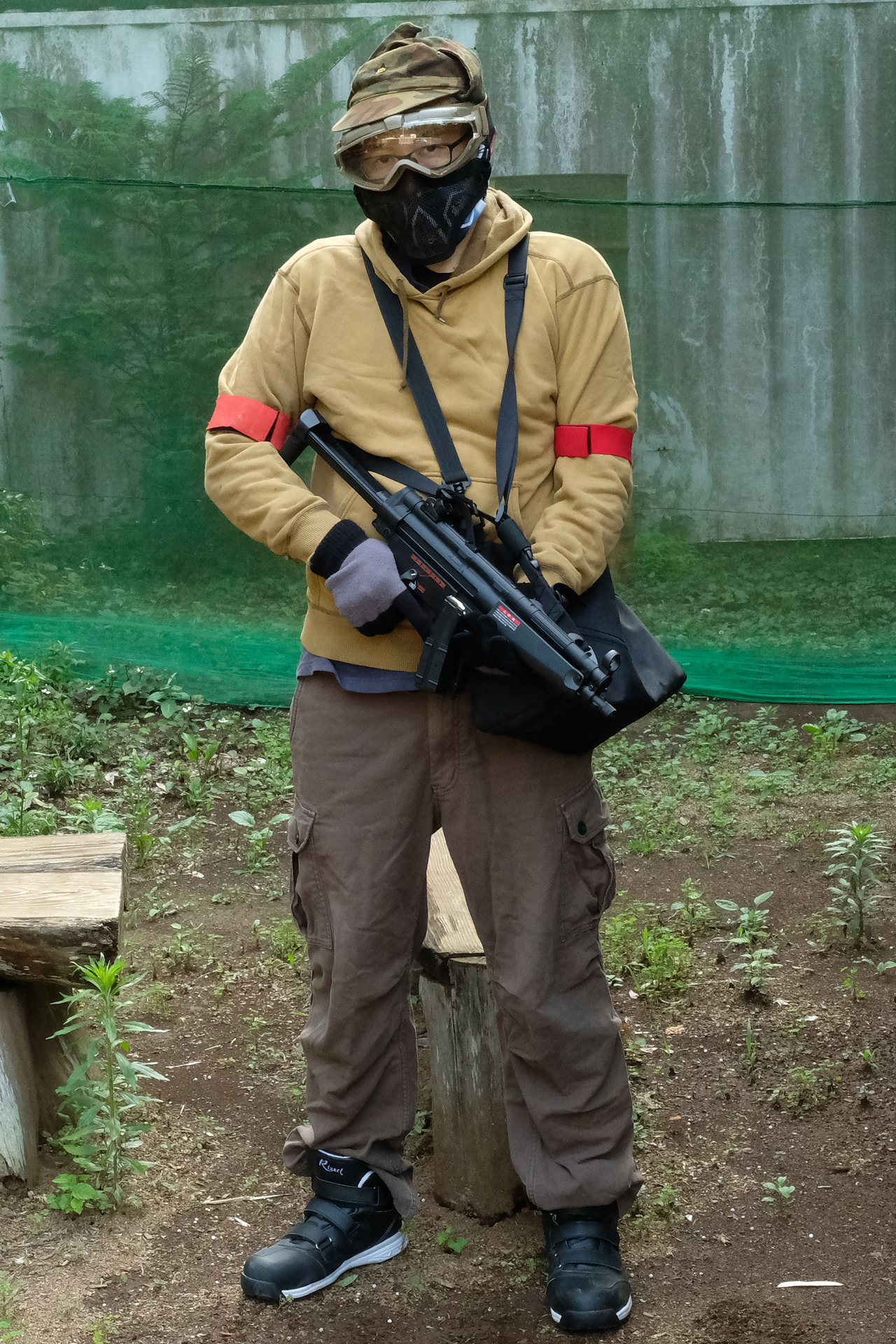 いつもはこだわりの軍装でゲームに参加する筆者だが、今回は初心者を意識して服装をそろえた。ユニクロのパーカーとカーゴパンツで靴はワークマンの安全靴。手袋はホームセンターの安価な物で、帽子とカバンは古くなったライブグッズでコーディネイトしてみた