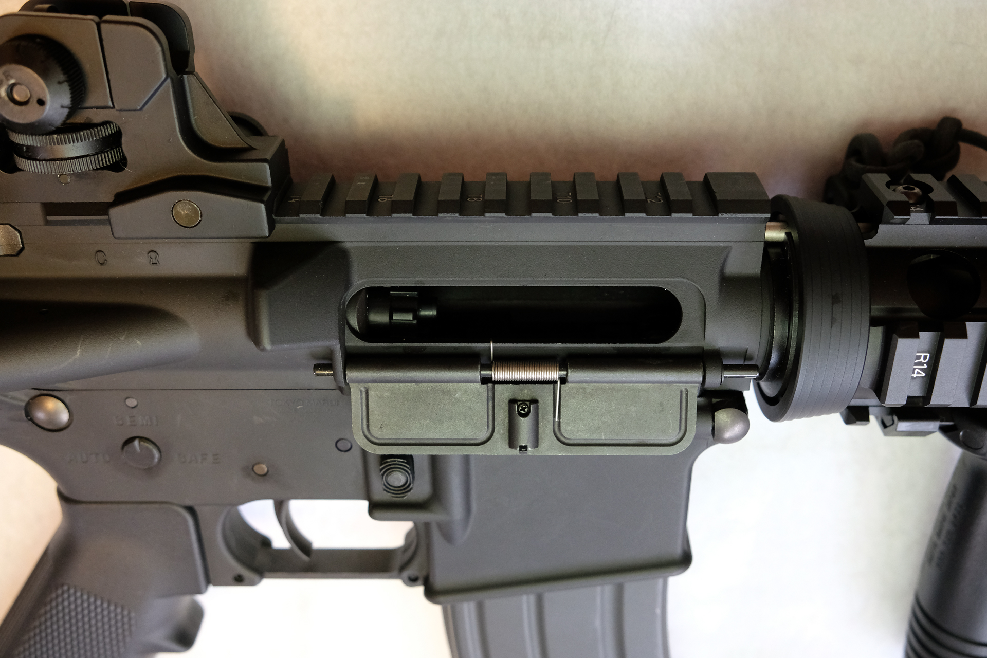 ボルトが後退した状態。ようやくエアソフトガンらしい部分が覗く