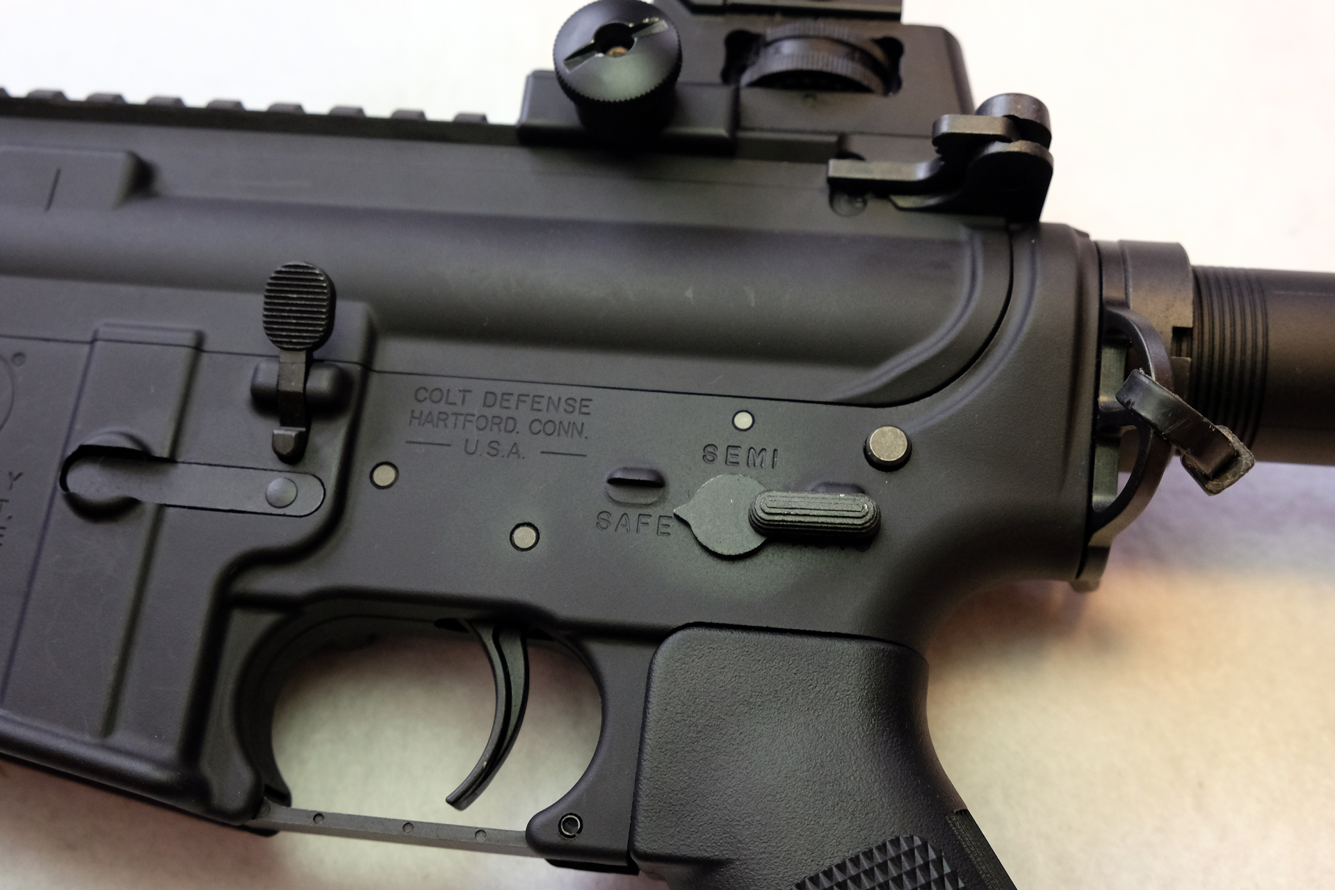 コッキングしないと、安全装置をセイフティオンの位置に動かせない