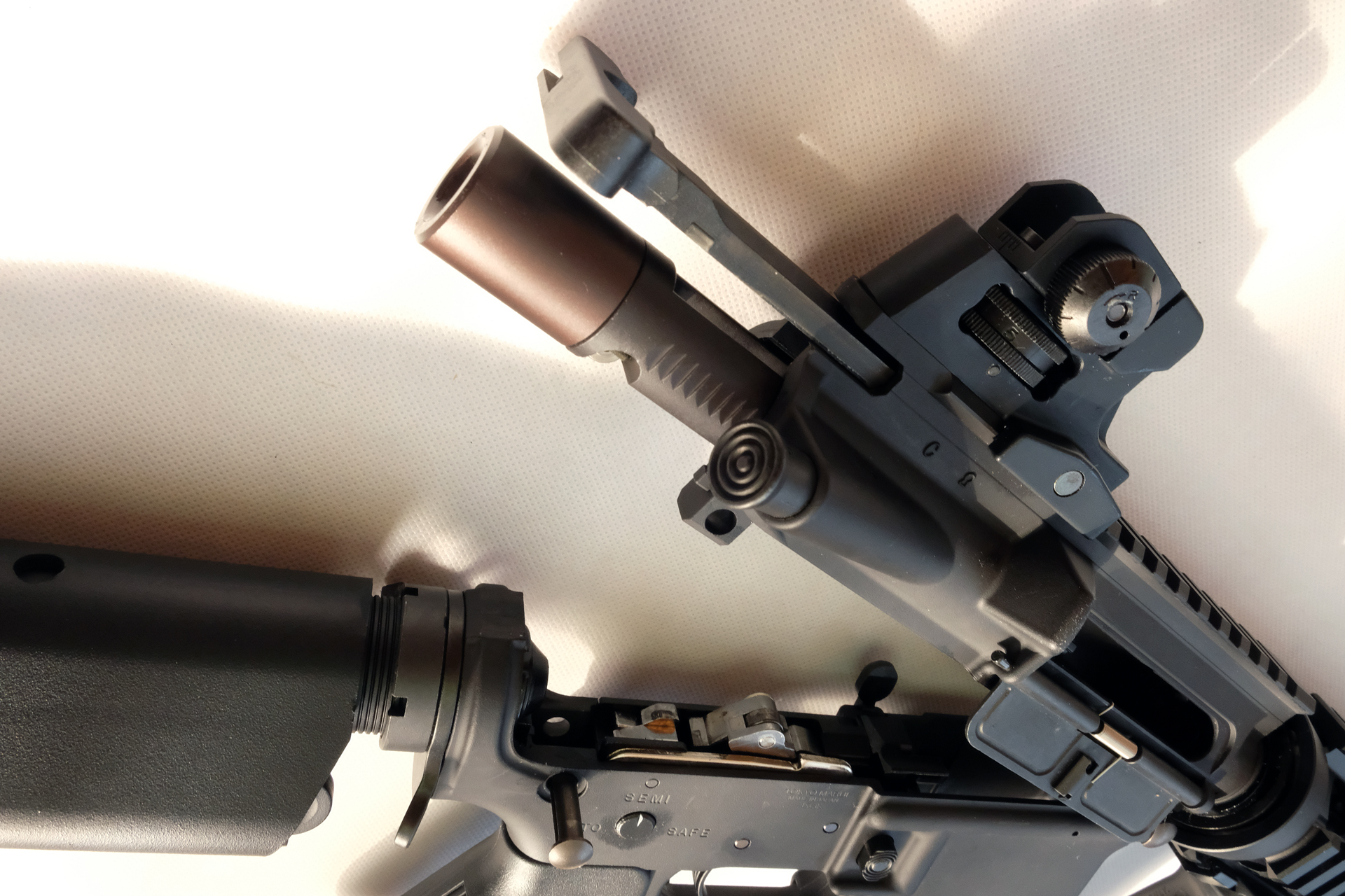 電動ガンにはないリアルなテイクダウンはガスブローバックマシンガンならでは。ロアレシーバー手前にZシステムのプレートが垣間見える