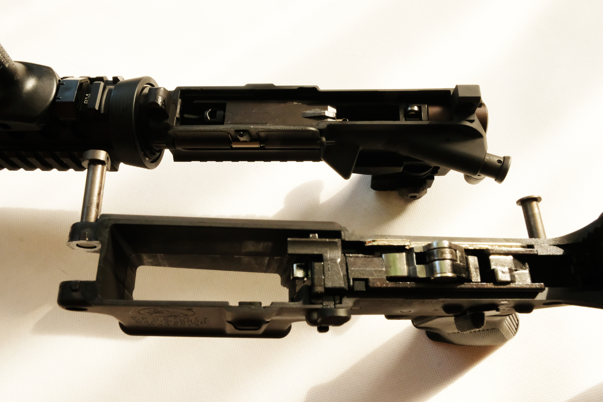 レシーバーの分離も工具を使わずに行える。それでいて組み立てた時のガタつきはない