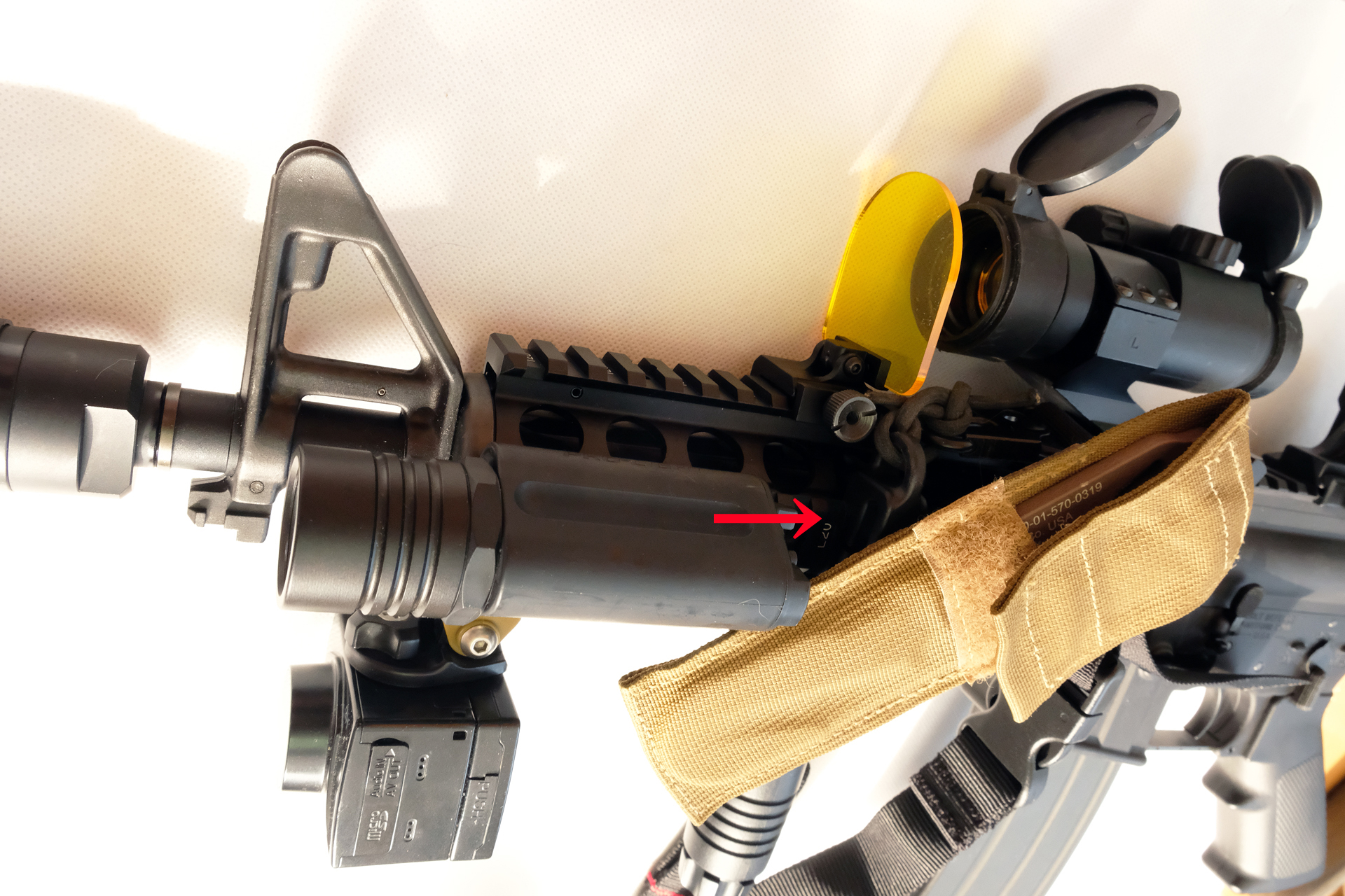 パラシュートのコードをホールに結んでスリング金具の音がしないように工夫した。さらにベルトループにパラシュートコード用のカッターを付けてみた