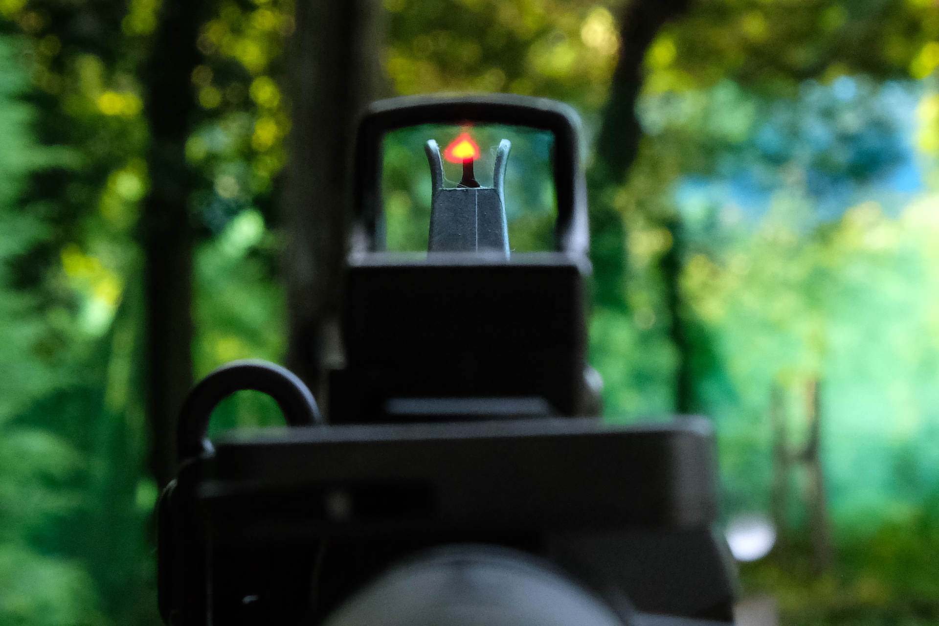 フロントサイトと光点が合うように取り付けてみた。あとは微調整で弾道と照準を合わせる「0イン」を行う