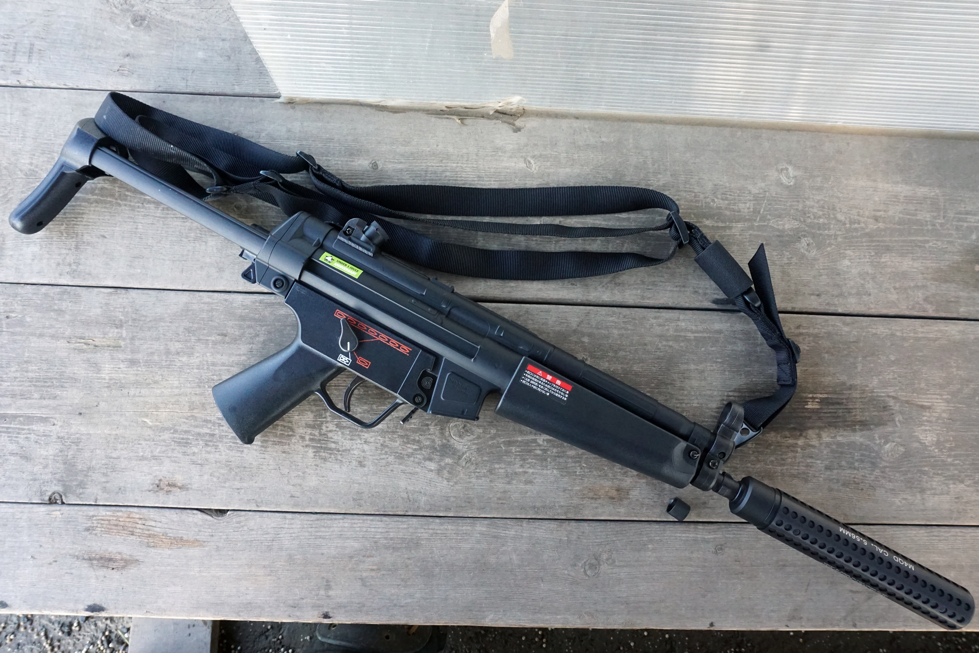 「電動ガンスタンダードタイプ H&K MP5A5 HG」のマズル部分にも14mm逆ネジが切られているので、装着できる