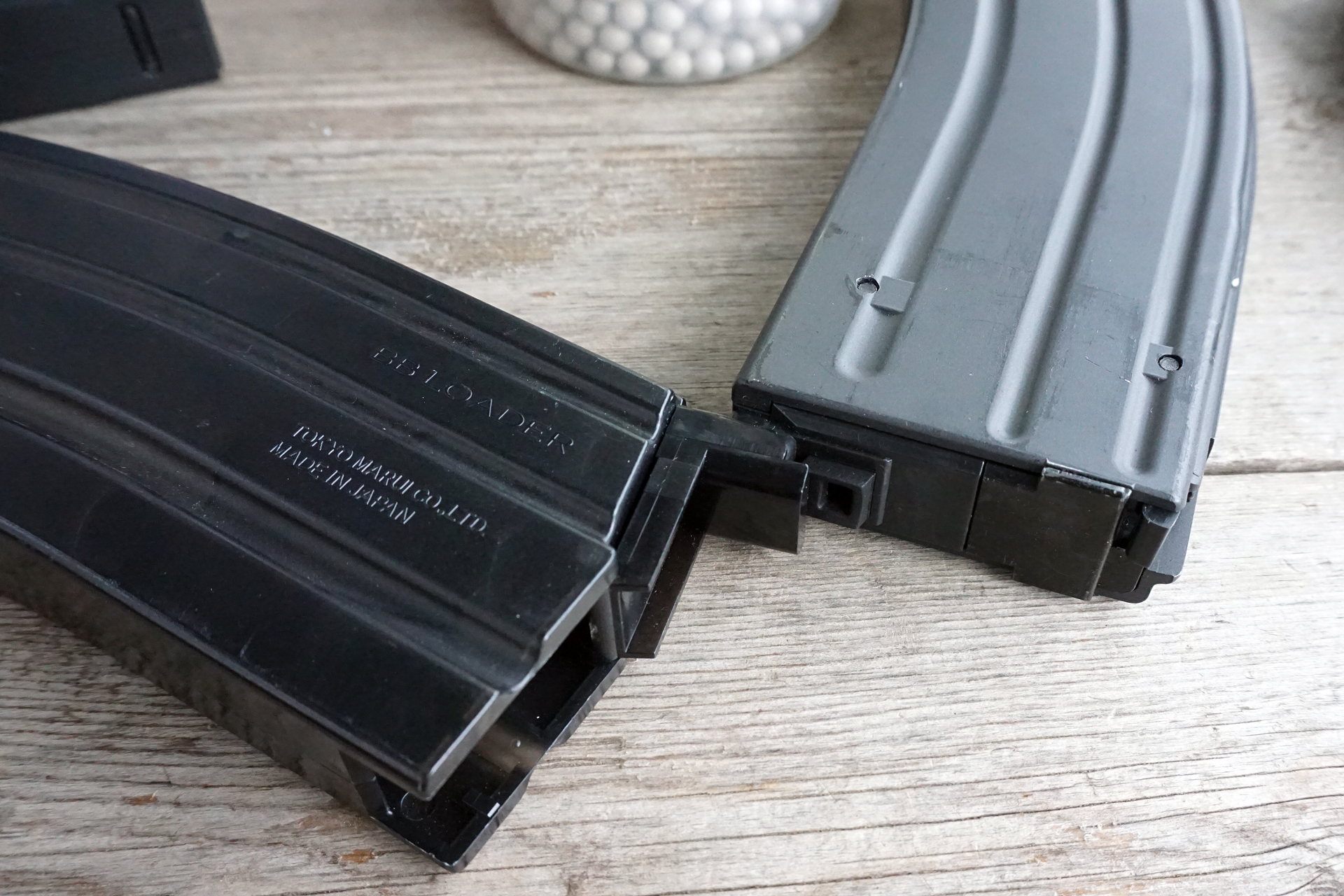 4発づつマガジンに給弾できる