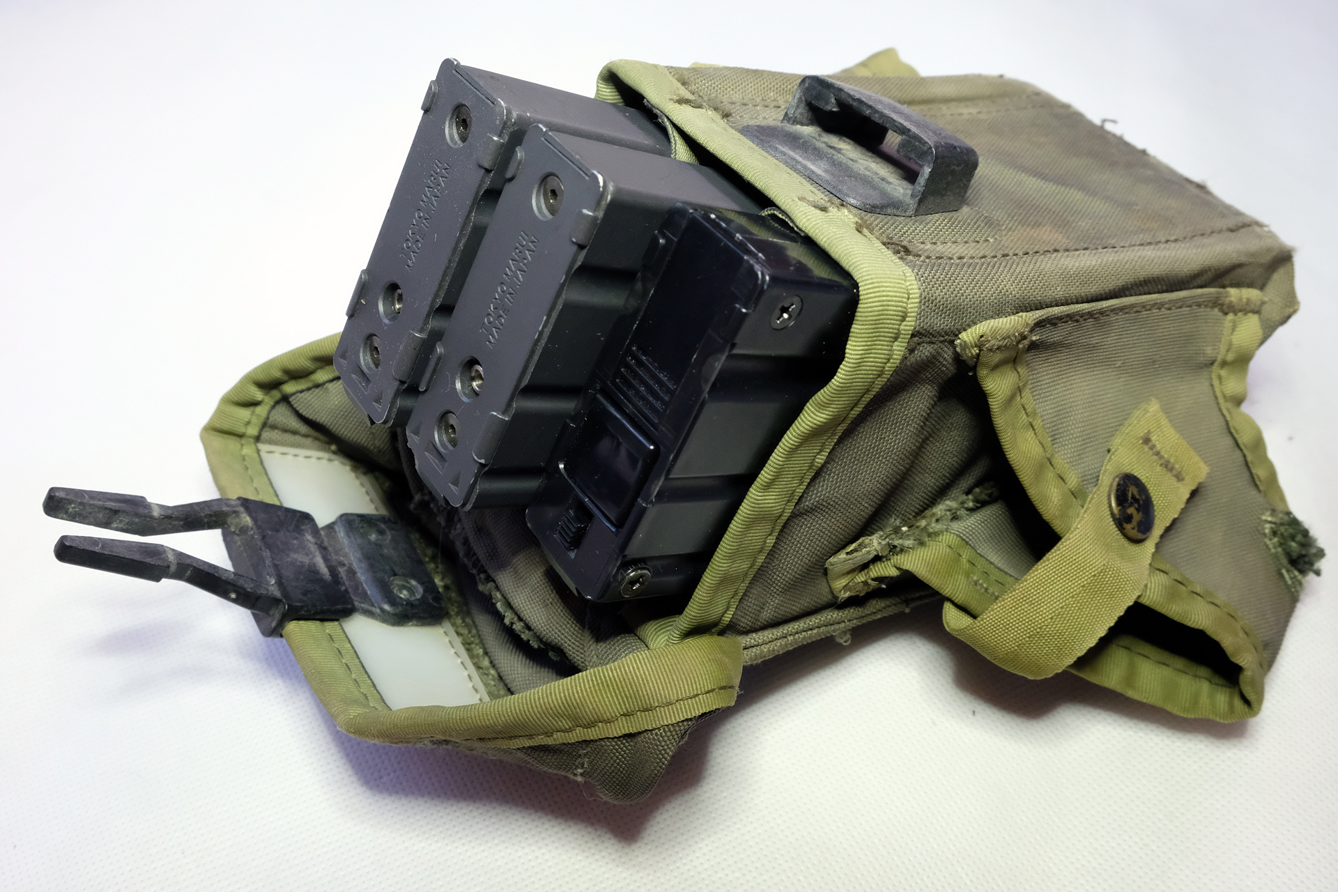 マガジンと同じ形なので、マガジンパウチに一緒に入れて持ち運べる