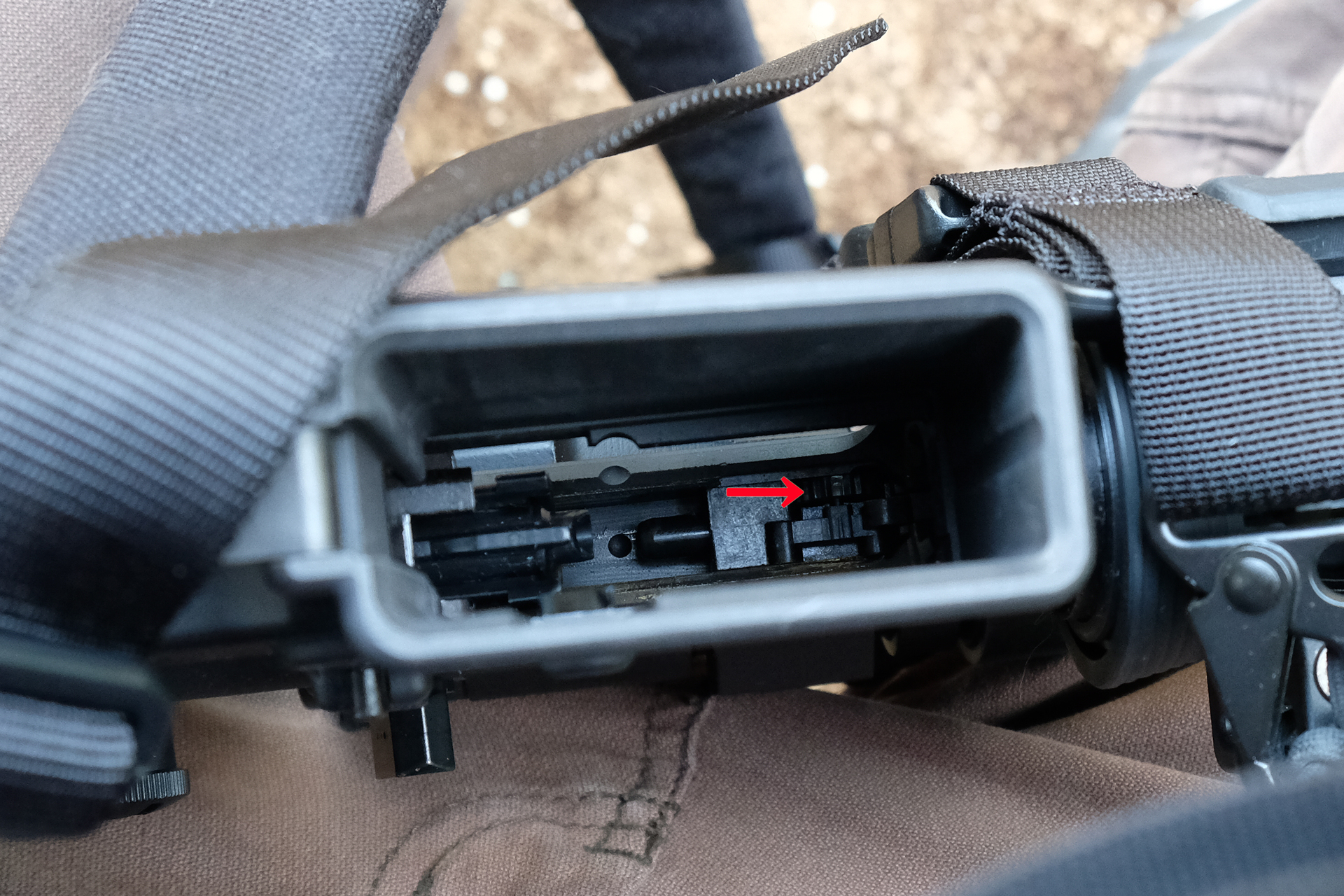 「ガスブローバック マシンガン CQBR ブロック1」のホップアップの調整はマガジンを抜いた後、テイクダウンして行う