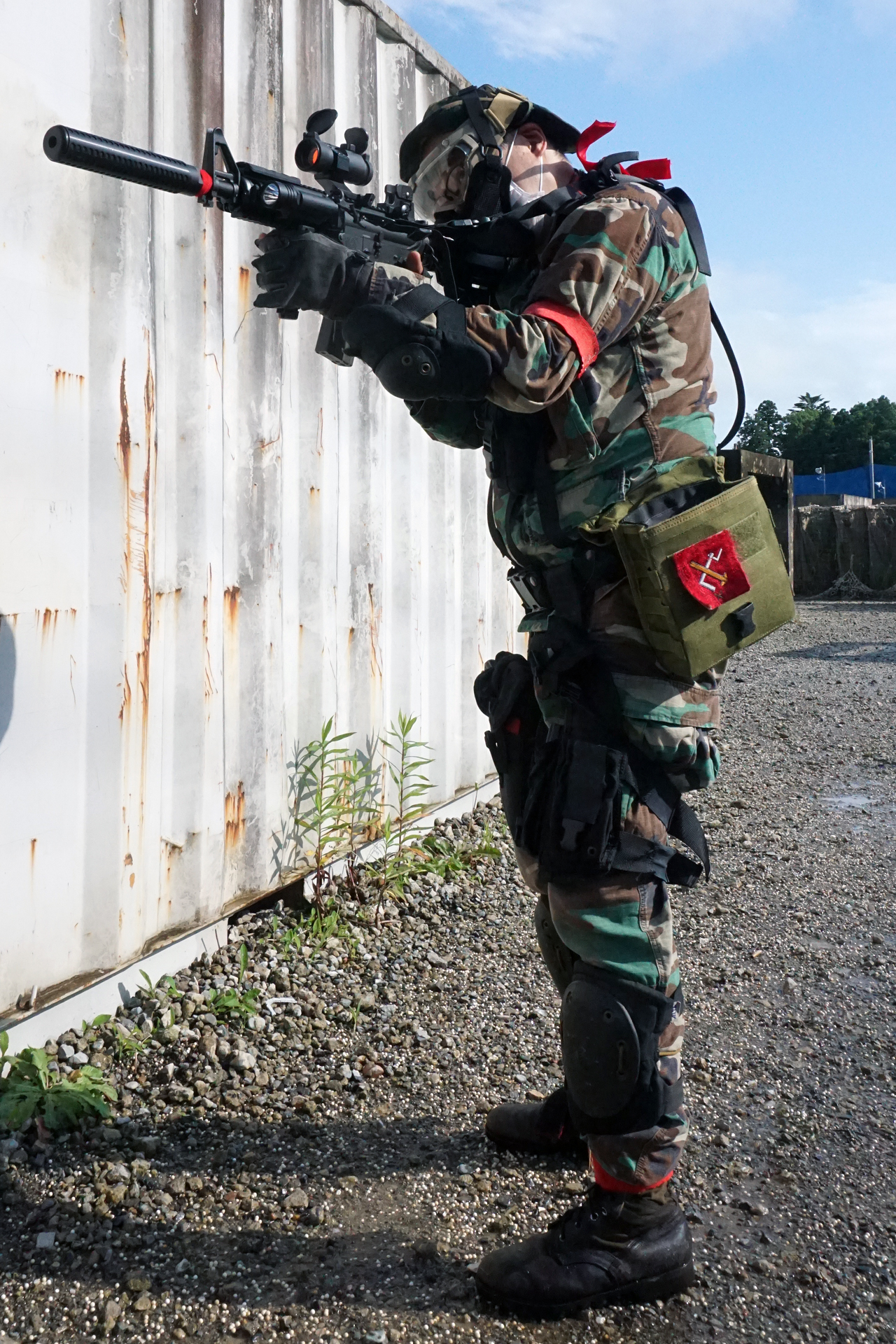 米軍のウッドランドパターンの迷彩服にジャングルブーツ、ALTA社のパッドやS.O.TECHのパウチなど、2000年代初頭の米軍特殊部隊をイメージした装備にこだわってみた