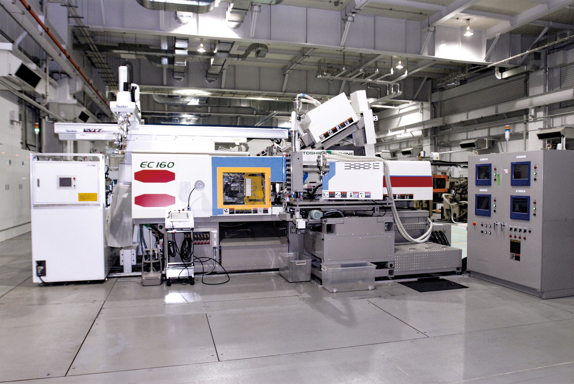 BANDAI SPIRITSのオリジナル技術である、プラモデルの多色成形を行なう「4色射出成形機（多色成形機）」