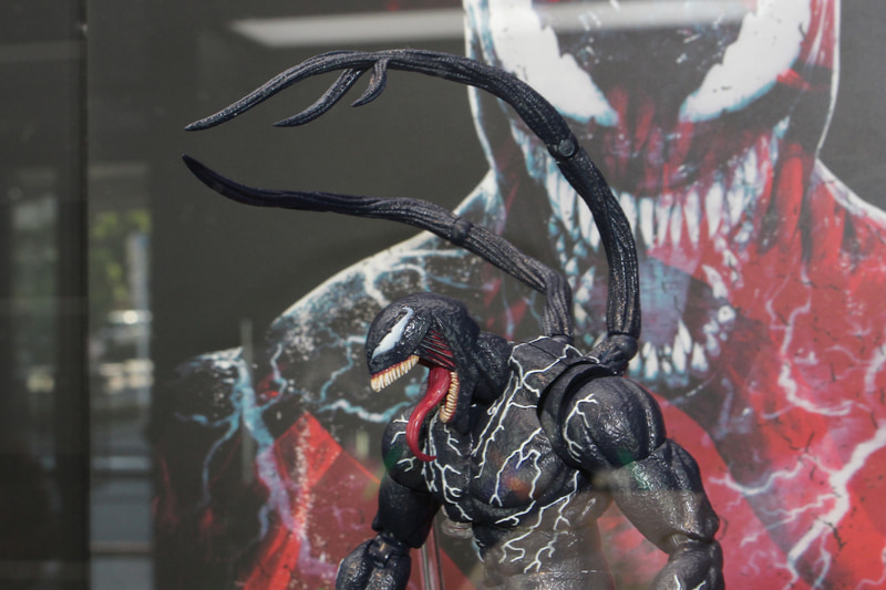 背中から伸びた2本の触手にはジョイントがあり可動するのは間違いない