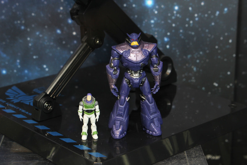 バズとザーグのフィギュアが付属