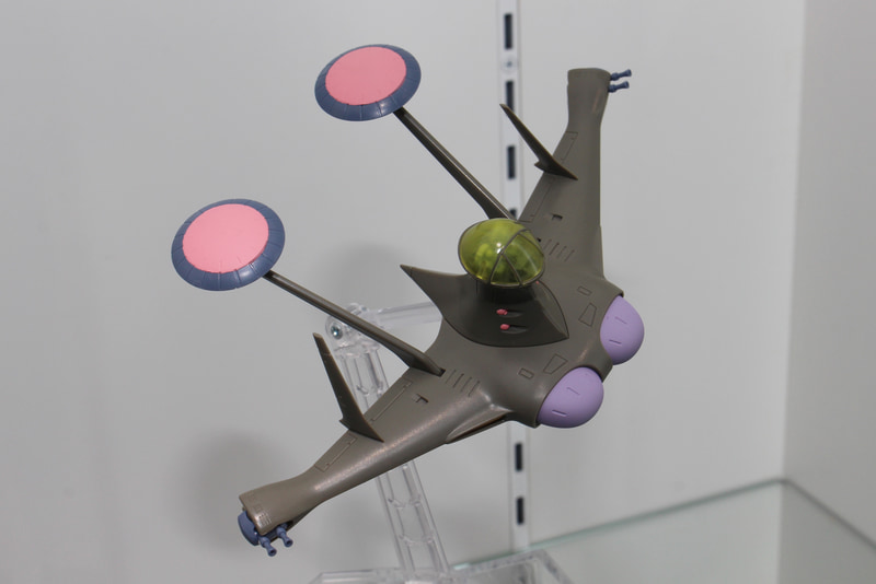 ジオン公国軍偵察機。非常に変わったデザインの機体だ