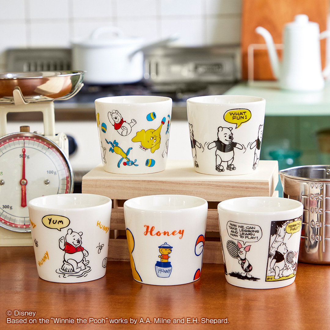 「プーさん」と仲間たちがかわいらしくデザインされた陶磁器製のデザートカップ。底面には95周年ロゴがプリント