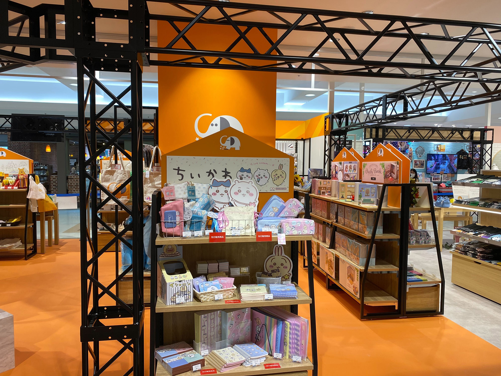 「ちいかわ」グッズコーナーも設営されている