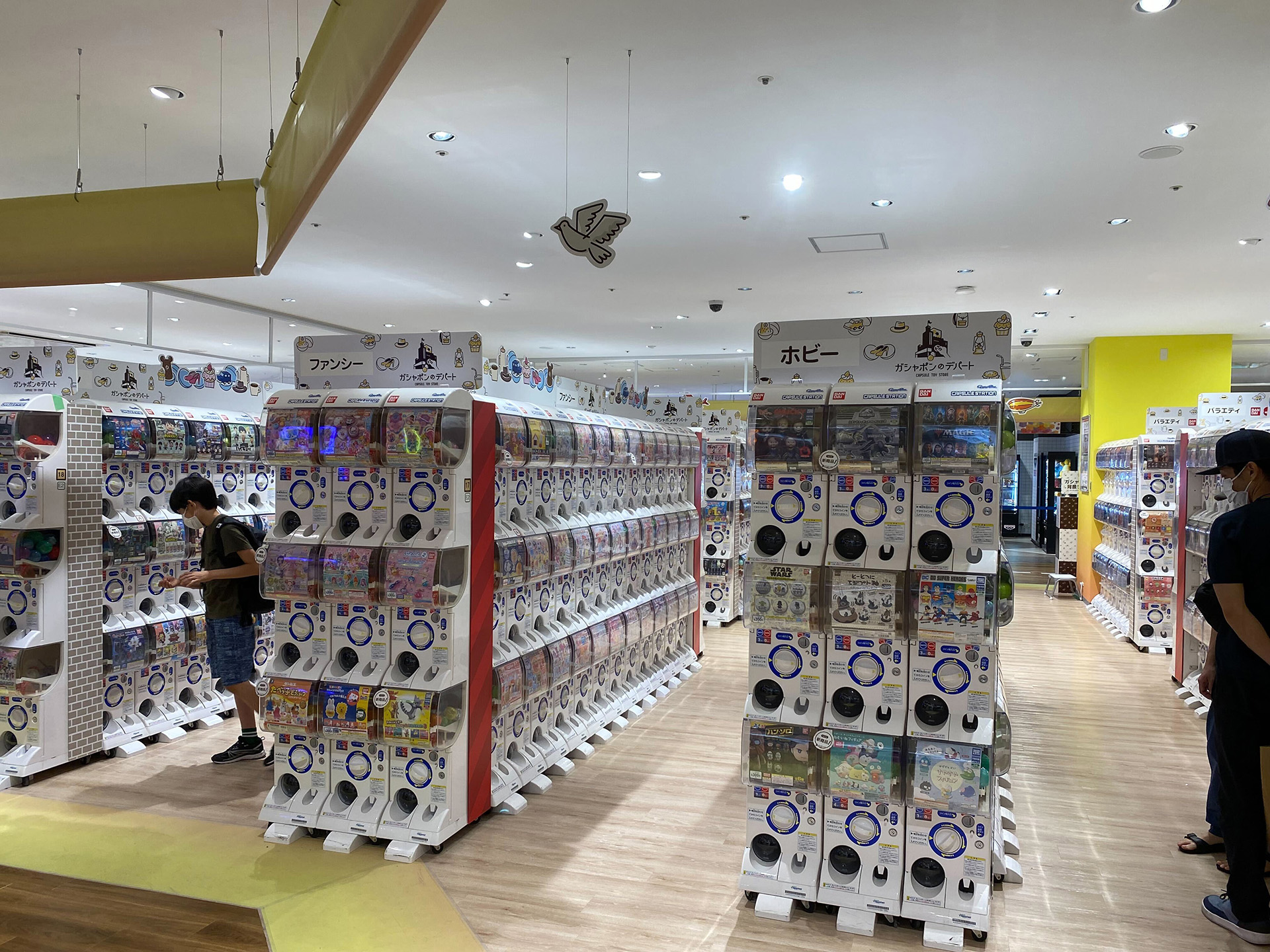 ガシャポンコーナーでは、数多くの筐体が並び豊富なラインナップとなっている