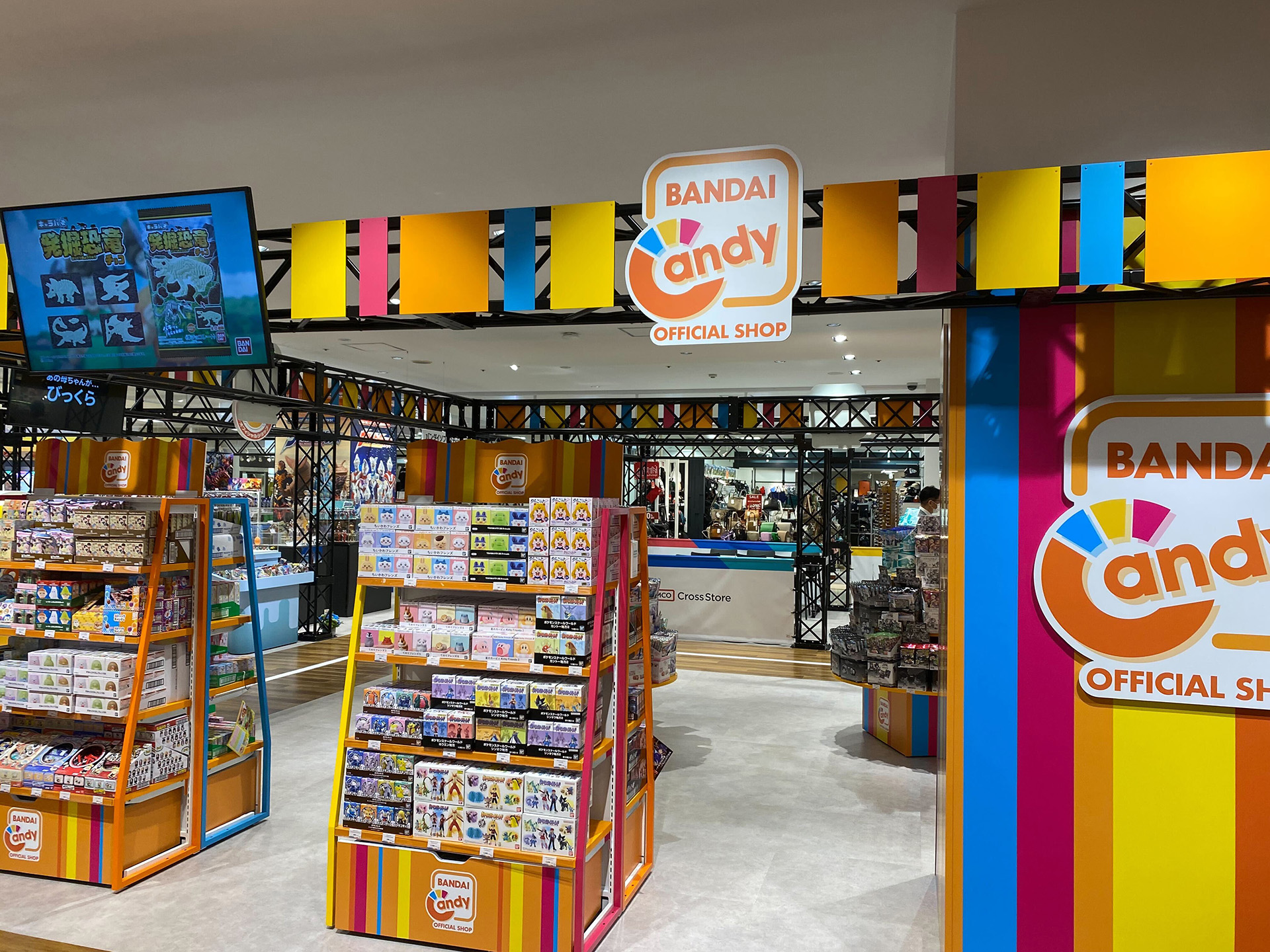 バンダイキャンディのコーナーでは数多くの商品が取り揃えられている
