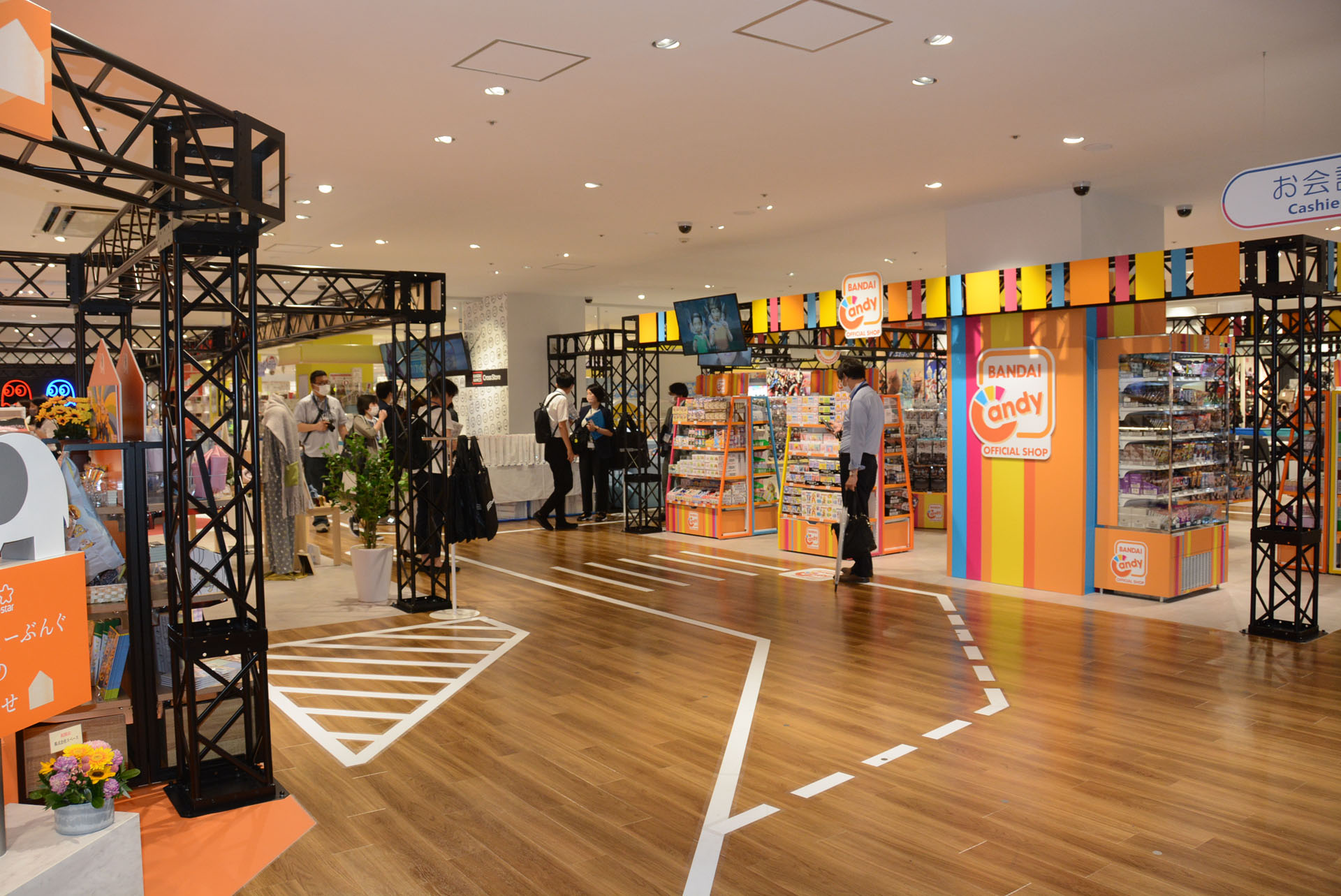 13もの各事業部のオフィシャルショップが集結、キーキャラクターを提示する特別施策も