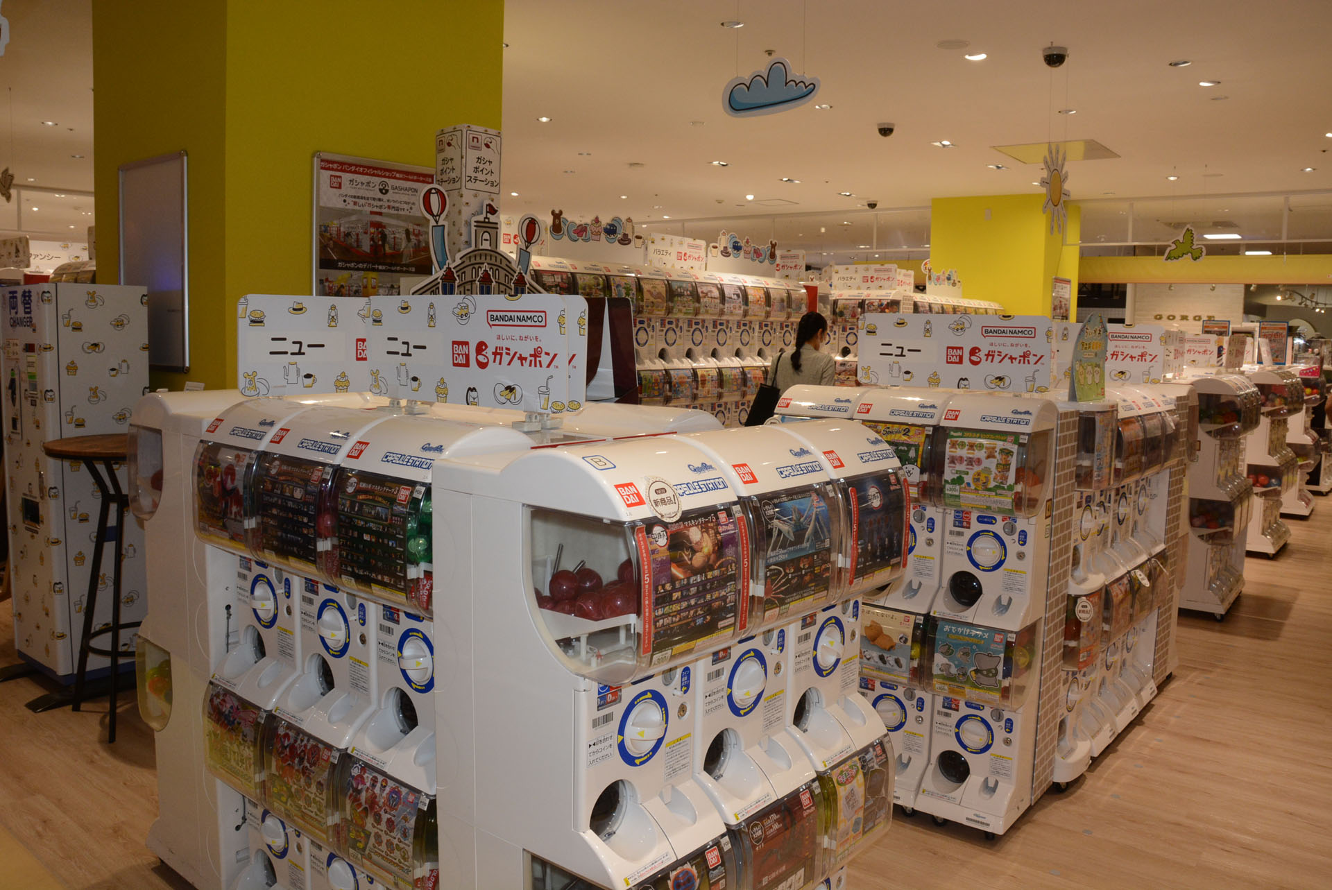 バンダイだけでなく様々なガシャポン商品を取り扱う。2,200台ものガシャポンマシンが用意されている