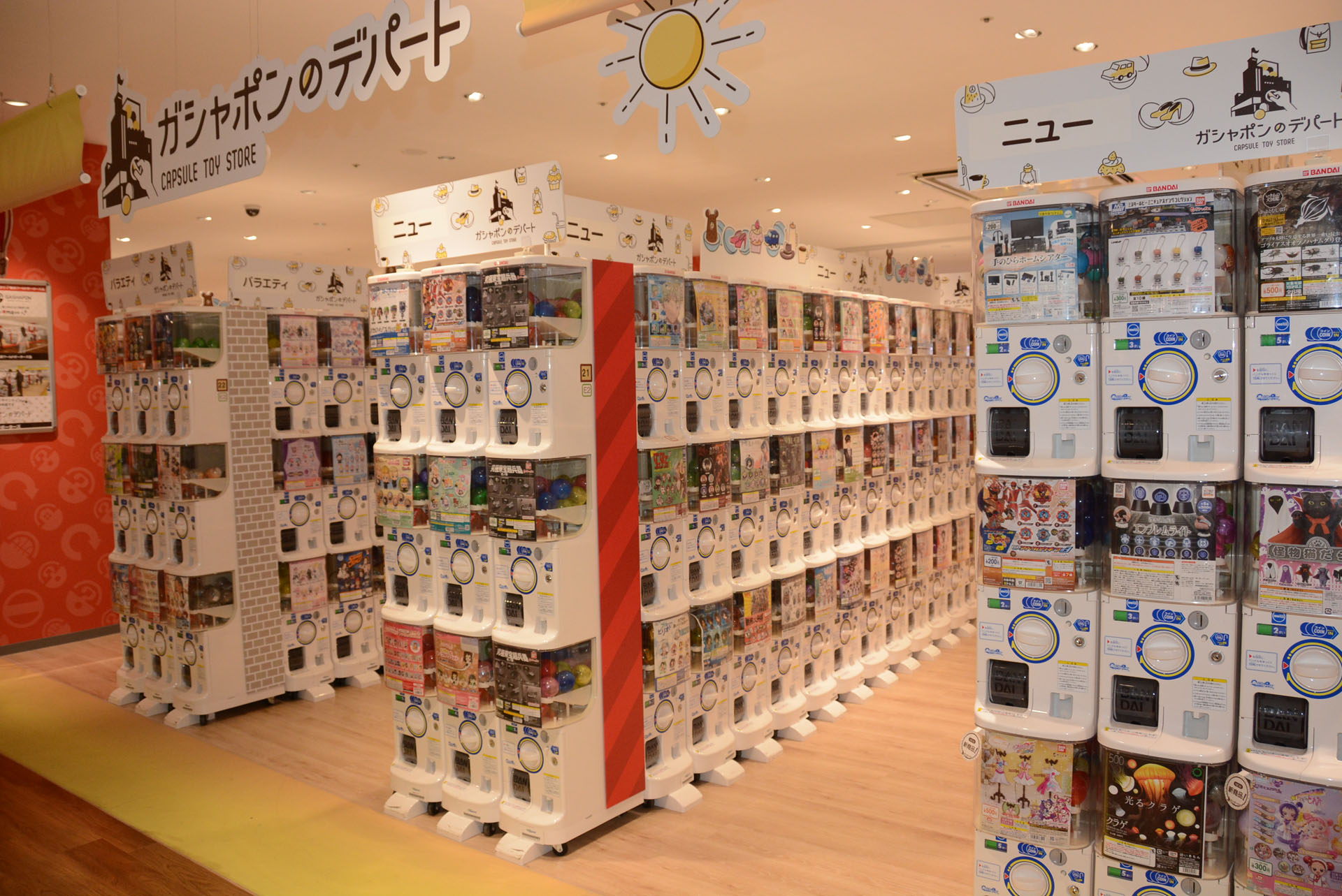 バンダイだけでなく様々なガシャポン商品を取り扱う。2,200台ものガシャポンマシンが用意されている