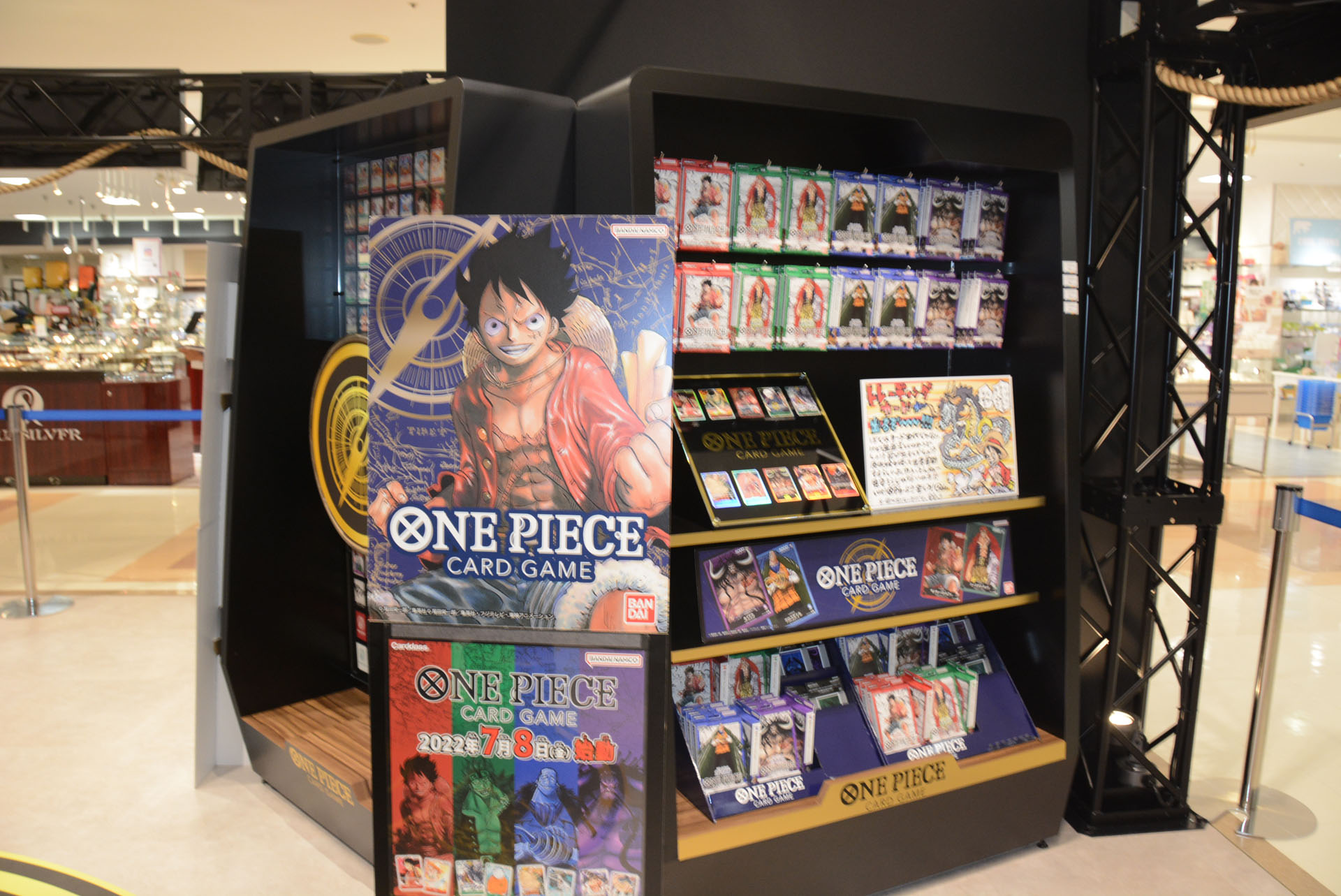 7月8日より販売される「ONE PIECE カードゲーム」の公式ショップ。対戦卓なども用意
