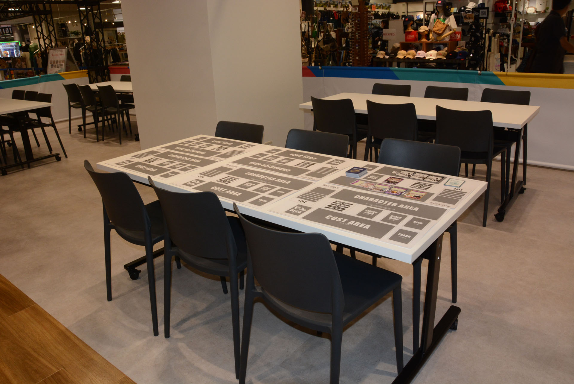 7月8日より販売される「ONE PIECE カードゲーム」の公式ショップ。対戦卓なども用意