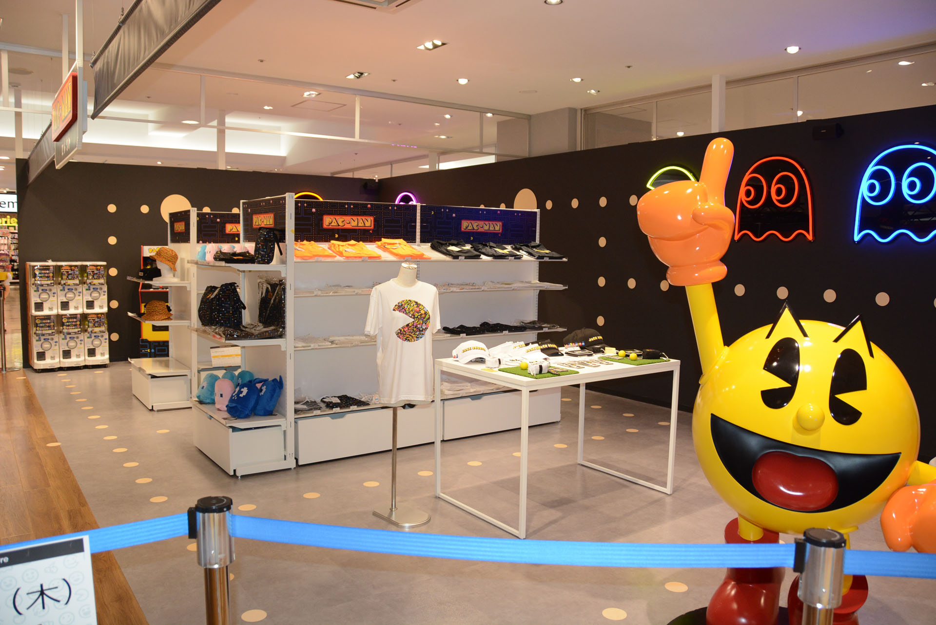 様々なパックマン商品を扱う。海外商品なども販売