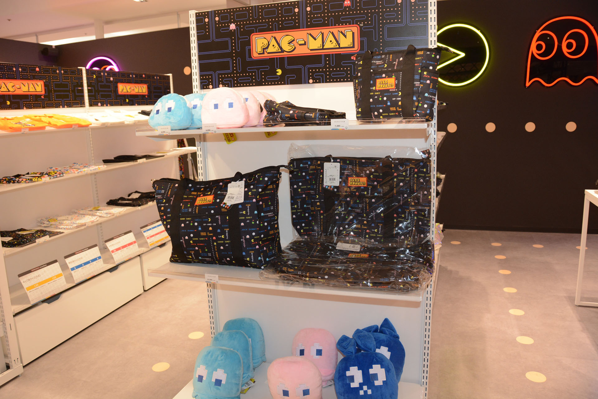 様々なパックマン商品を扱う。海外商品なども販売