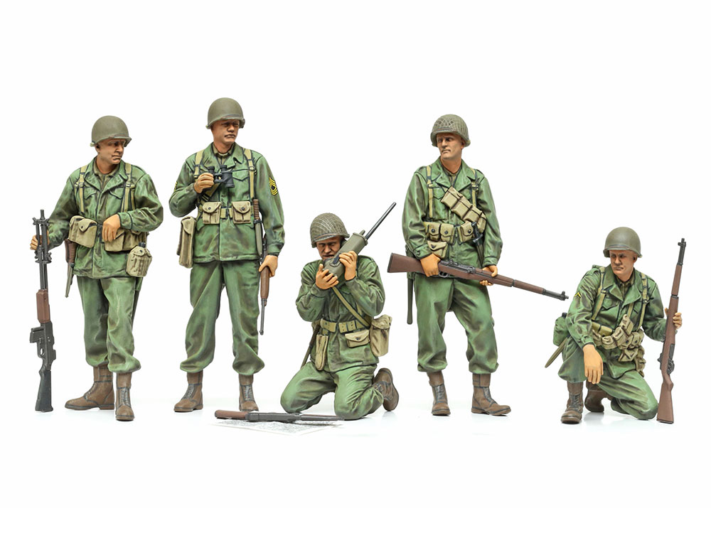 BAR M1918A2とM1ガーランド、M1カービン、M1A1トンプソンをシャープなディテールで再現。銃剣やナイフ、手榴弾、双眼鏡などもセット