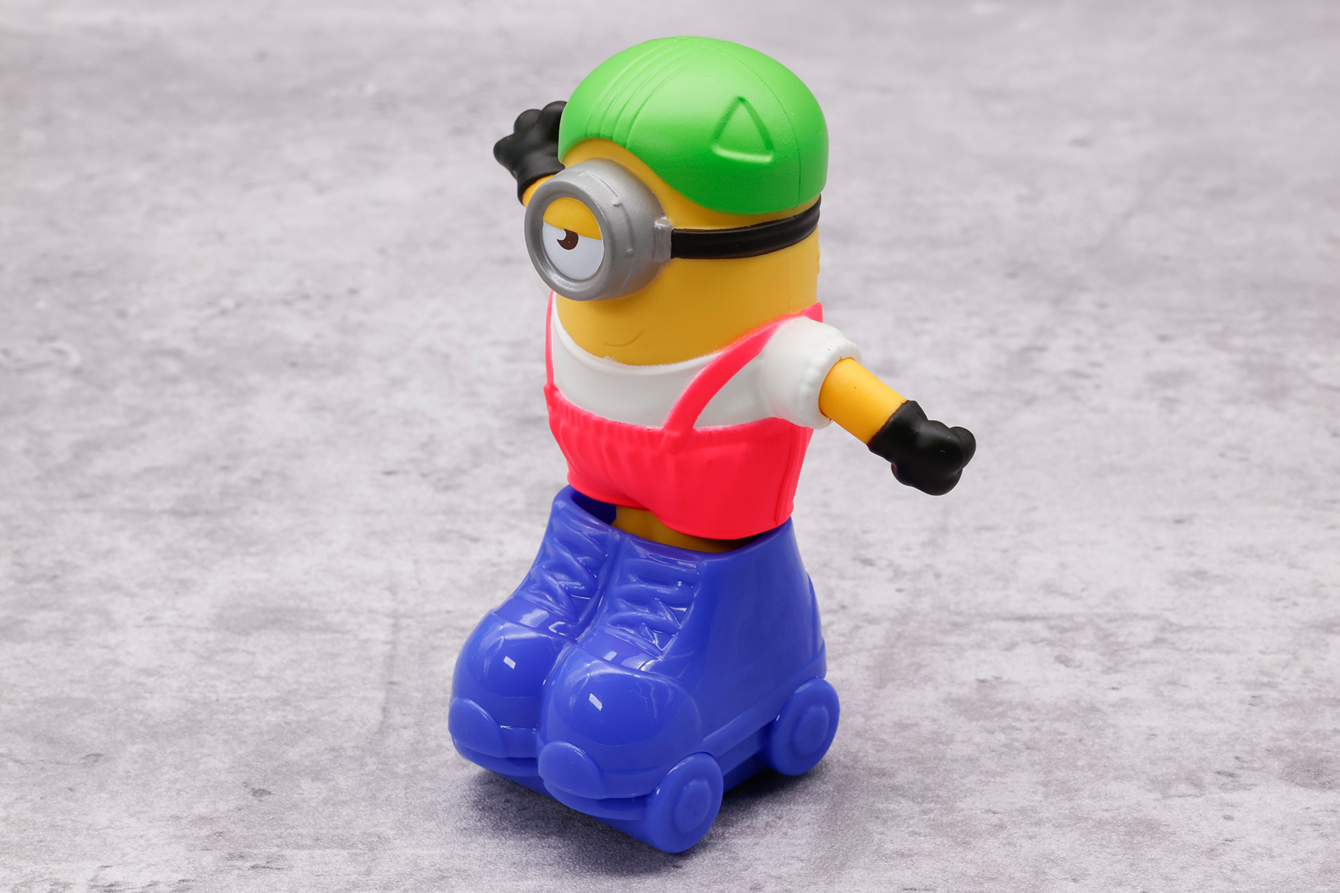 頭には緑のヘリメットを被った、こちらのスチュアート。ピンクと白の衣装を身につけている