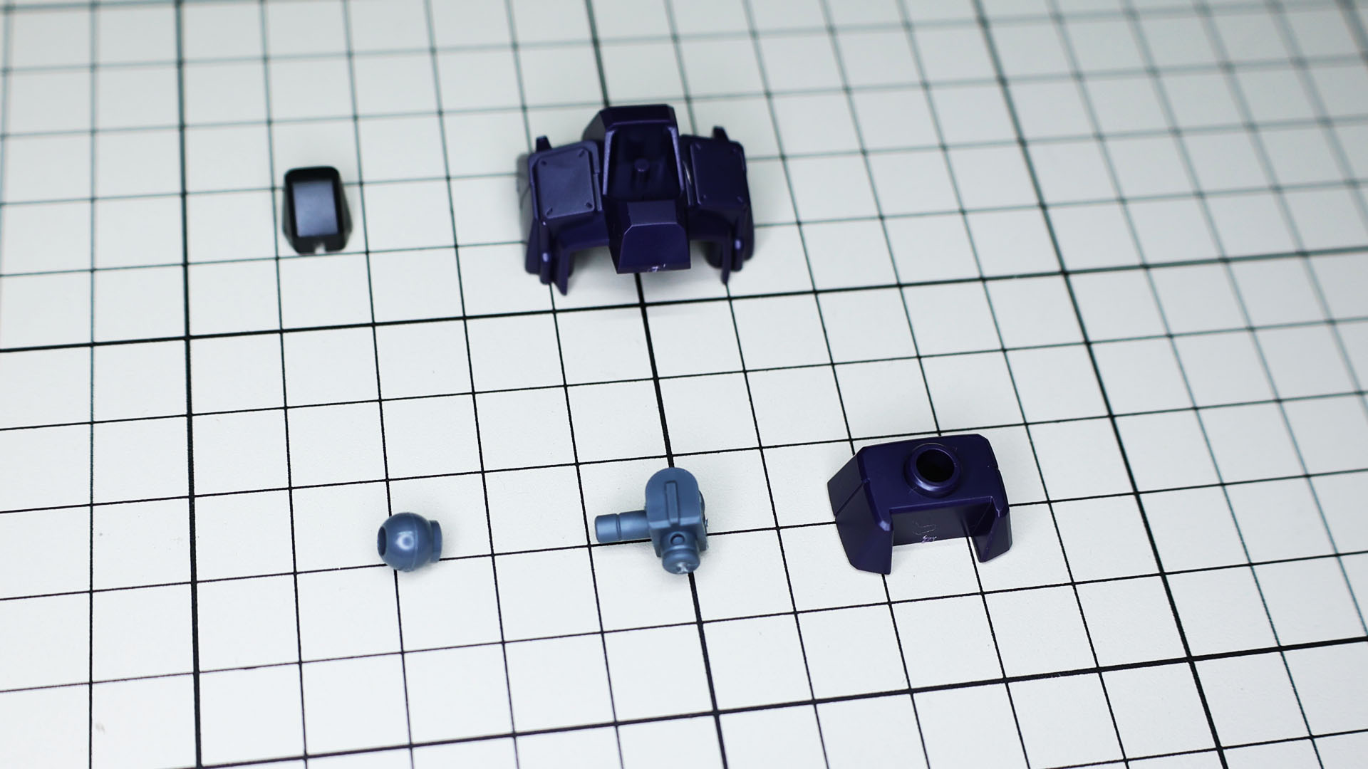 腹部にはポリパーツのボールジョイントが組み込まれます