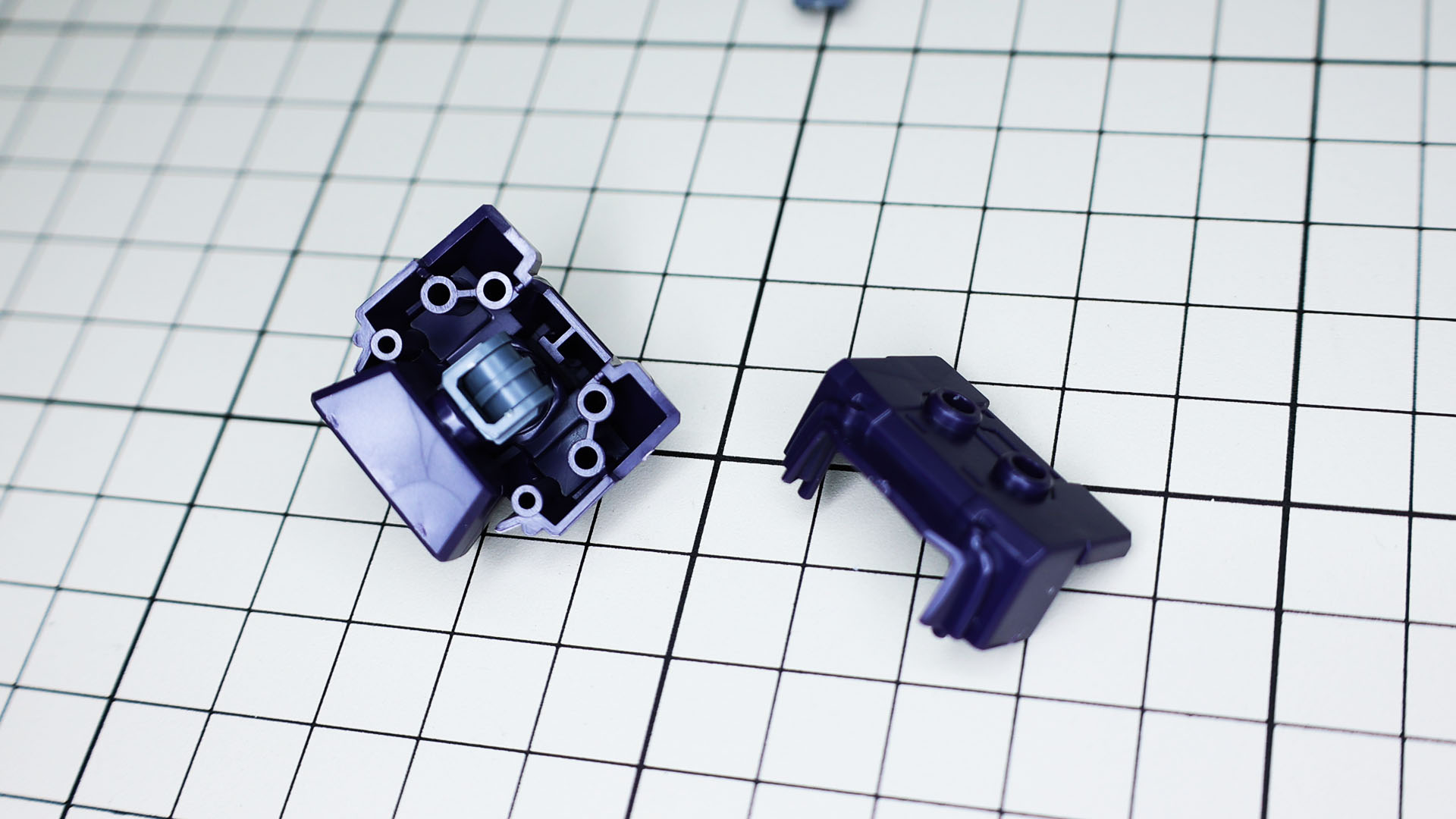 ぎゅっっと収められた可動機構がいい感じです