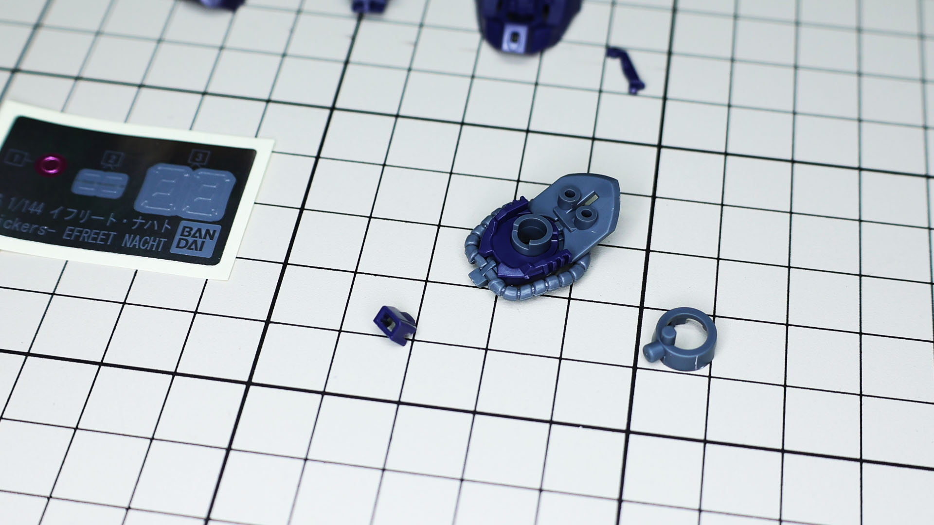 ベースとなるフレームに動力パイプやモノアイを組み込みます