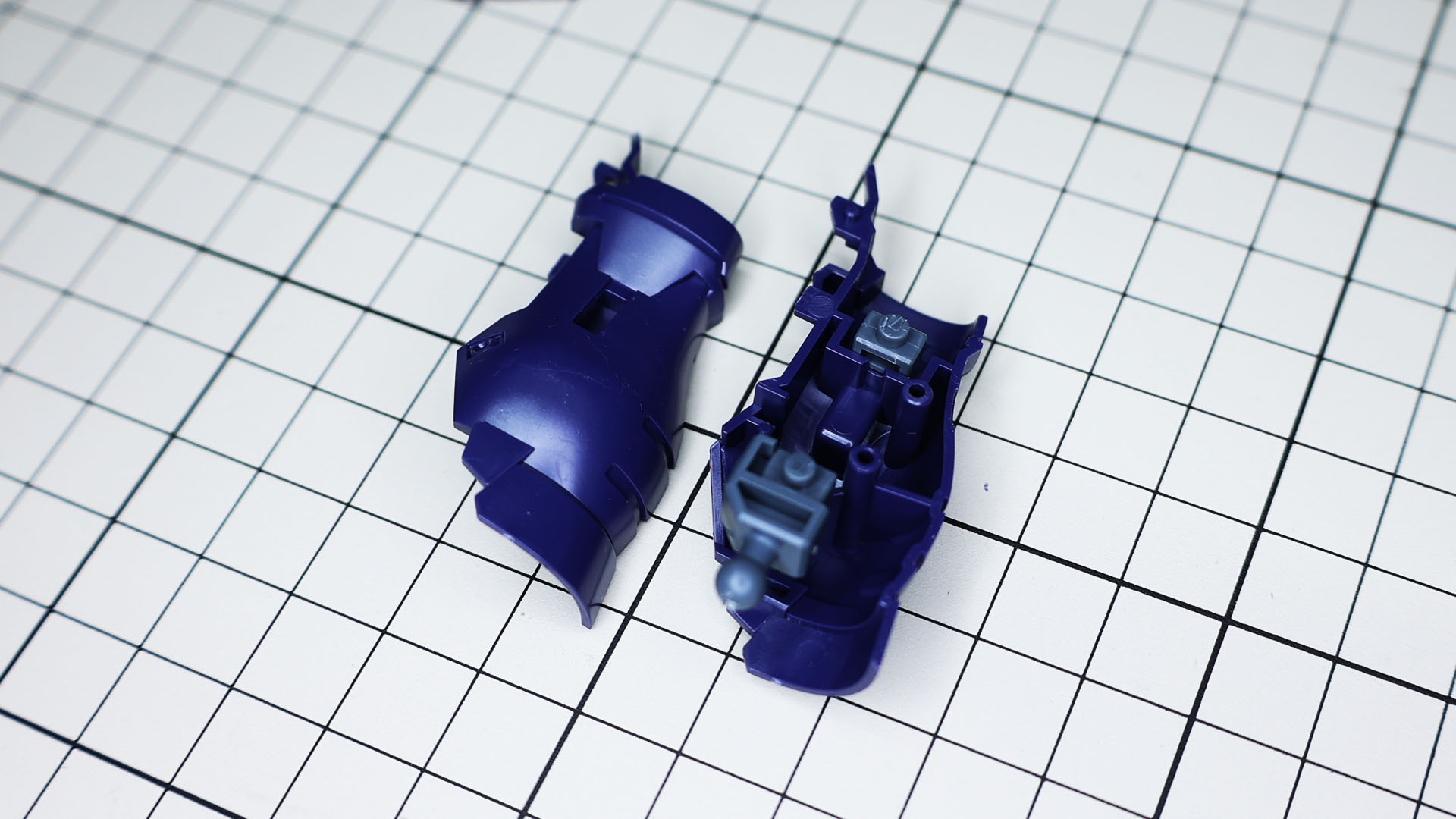 脛部には大腿部とソール部を接続するパーツを組み込みます