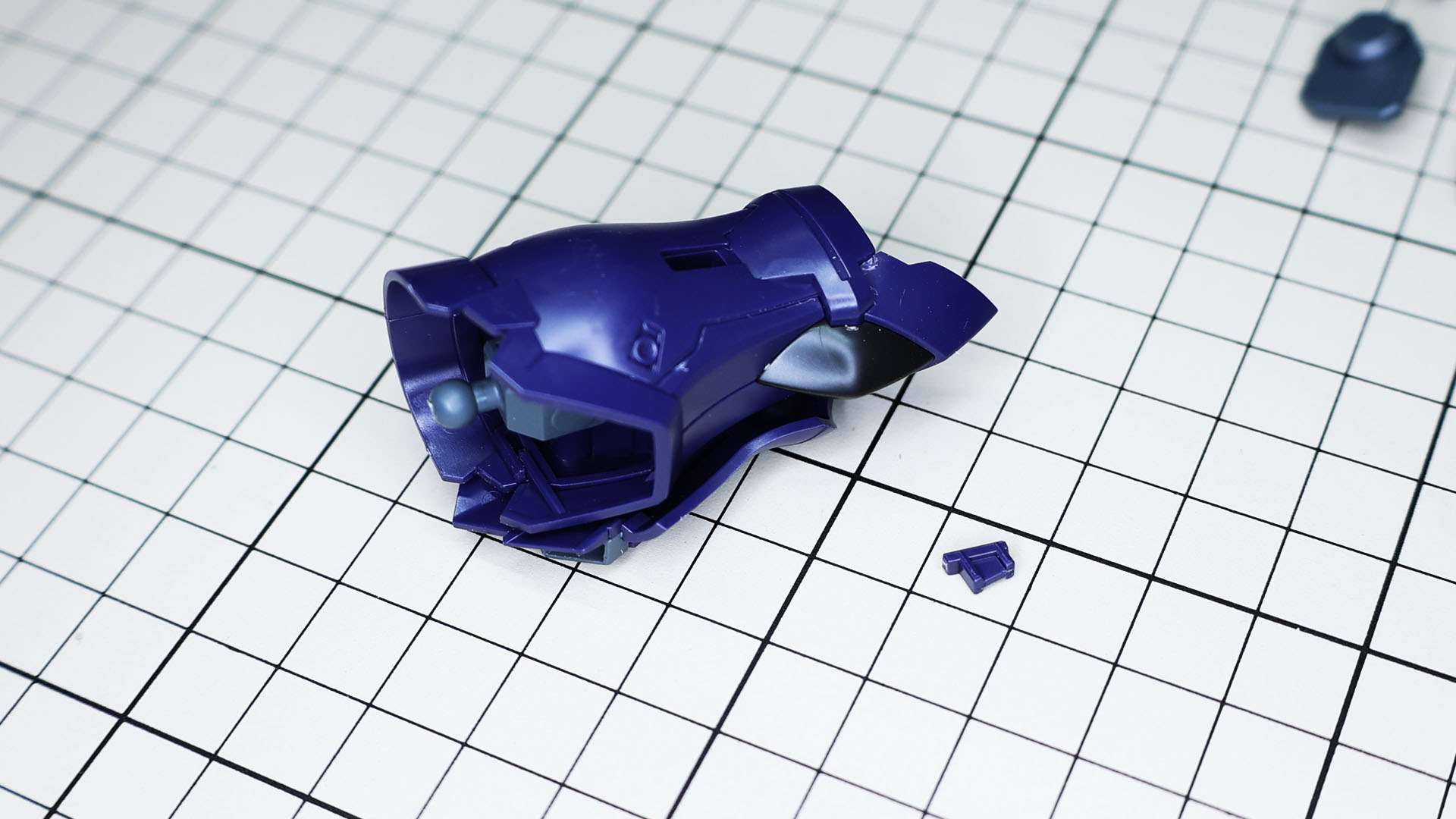 内側に開いている穴にはそれをふさぐパーツがあります。小さいので注意して組み立てます