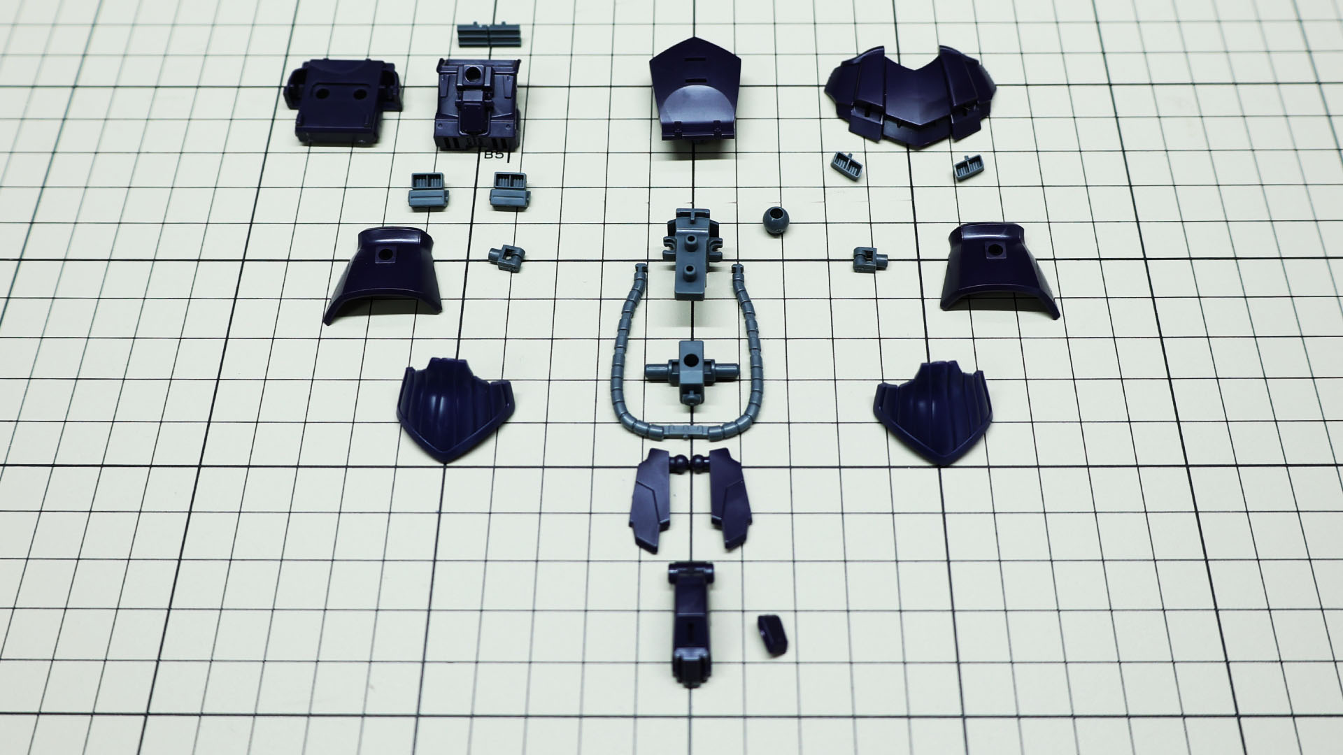 動力パイプとリアや大腿部に付けられるナハト用装備が目を引きます