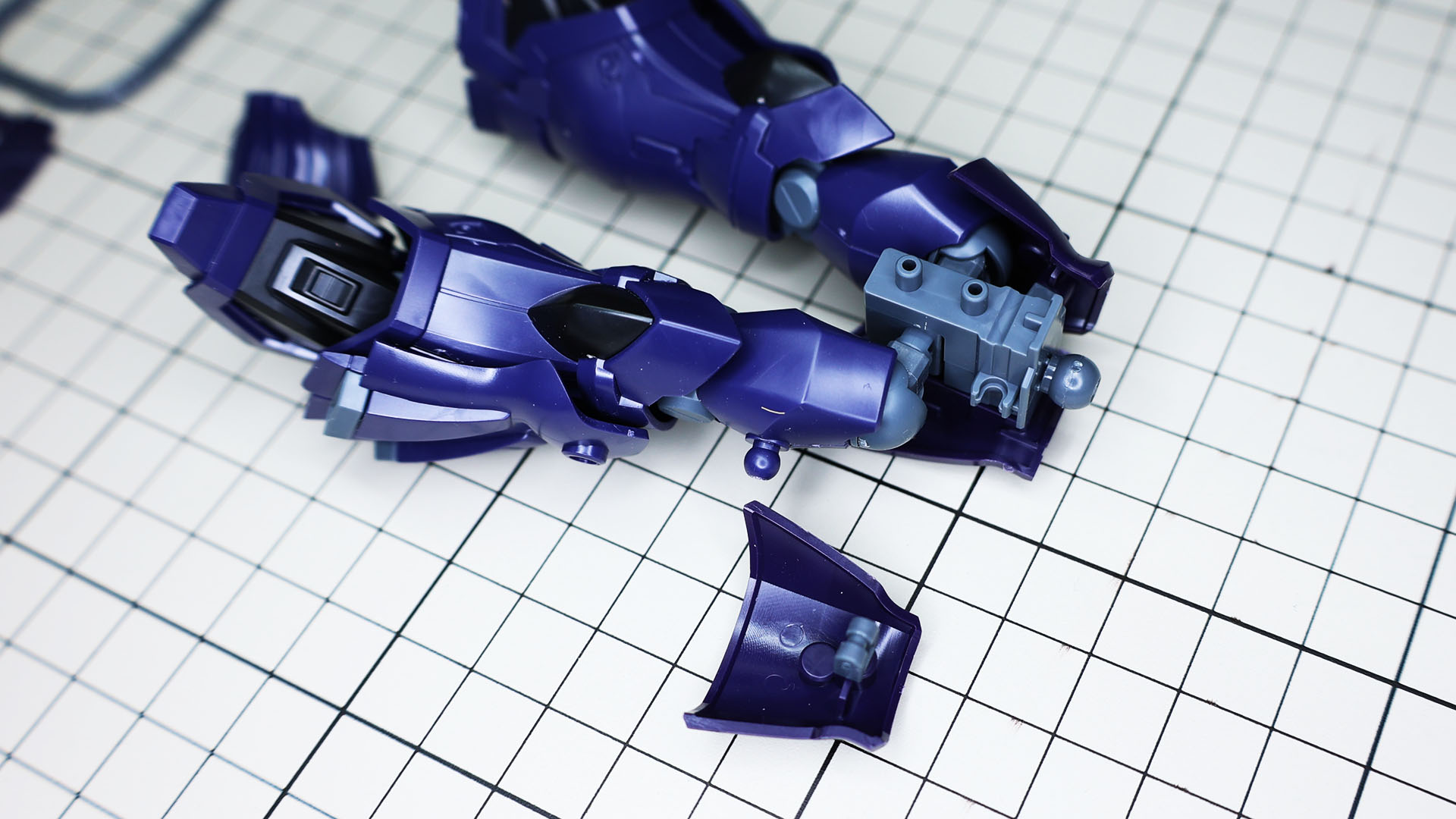 ナハト用装甲を組み付けます。これは大腿部横の増加装甲