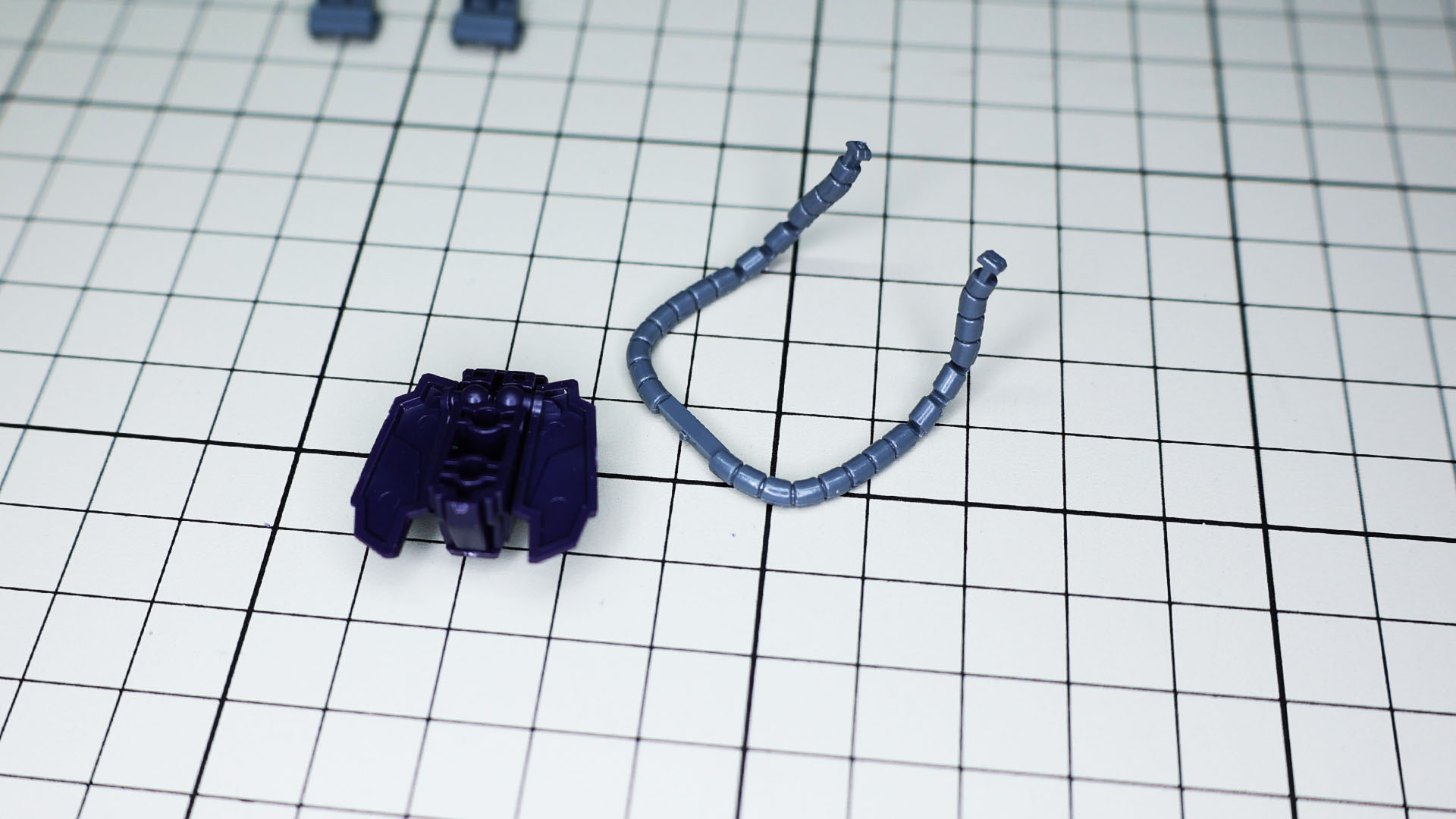 左右に分割したフロントアーマーをフンドシに組み付け……