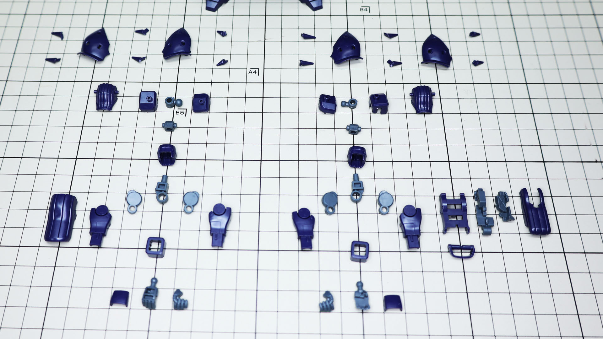 少ないパーツ数ですが、肩アーマーのトゲトゲが目を引きます