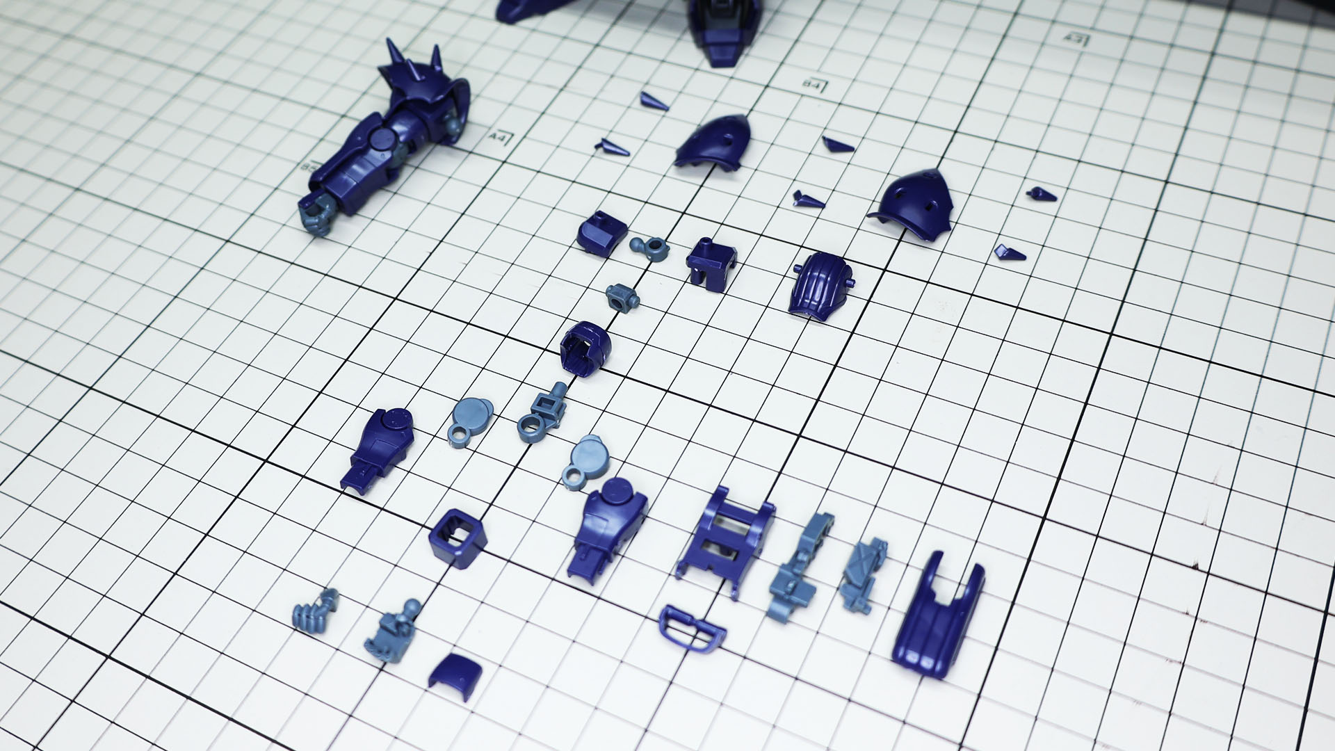 肩部側に肩関節を集約、ボールジョイントでボディに接続されます