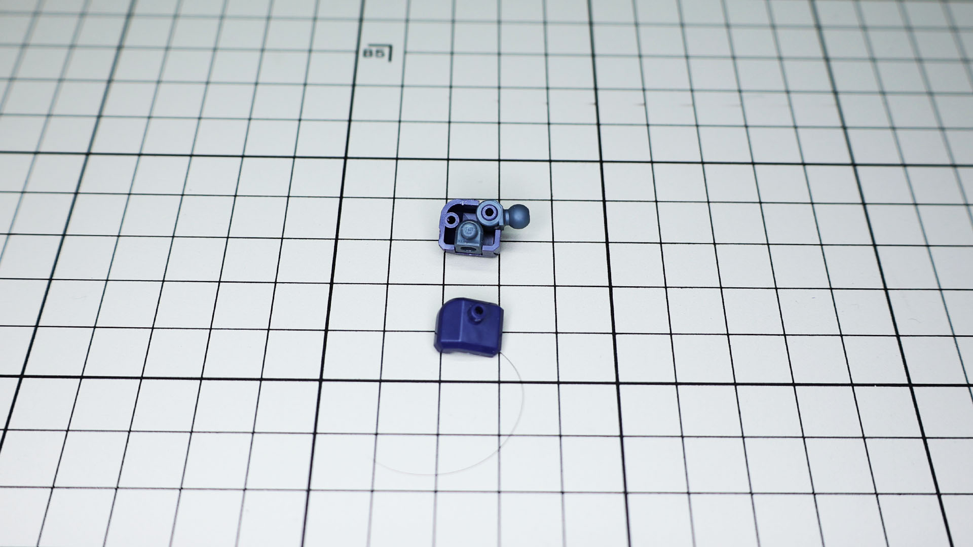 肩部側に肩関節を集約、ボールジョイントでボディに接続されます