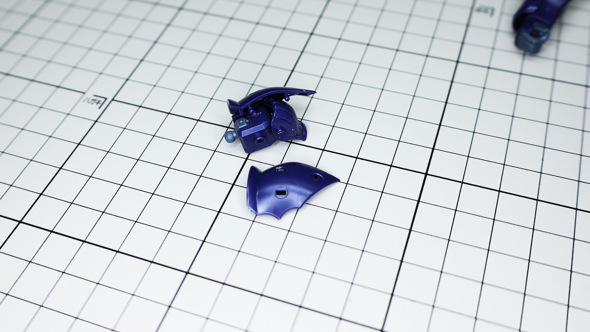 肩を組み込んで肩アーマーで挟み込みます。肩アーマーは合わせがあまりよくないのできれいにゲート処理して接着するほうがいいかもしれません