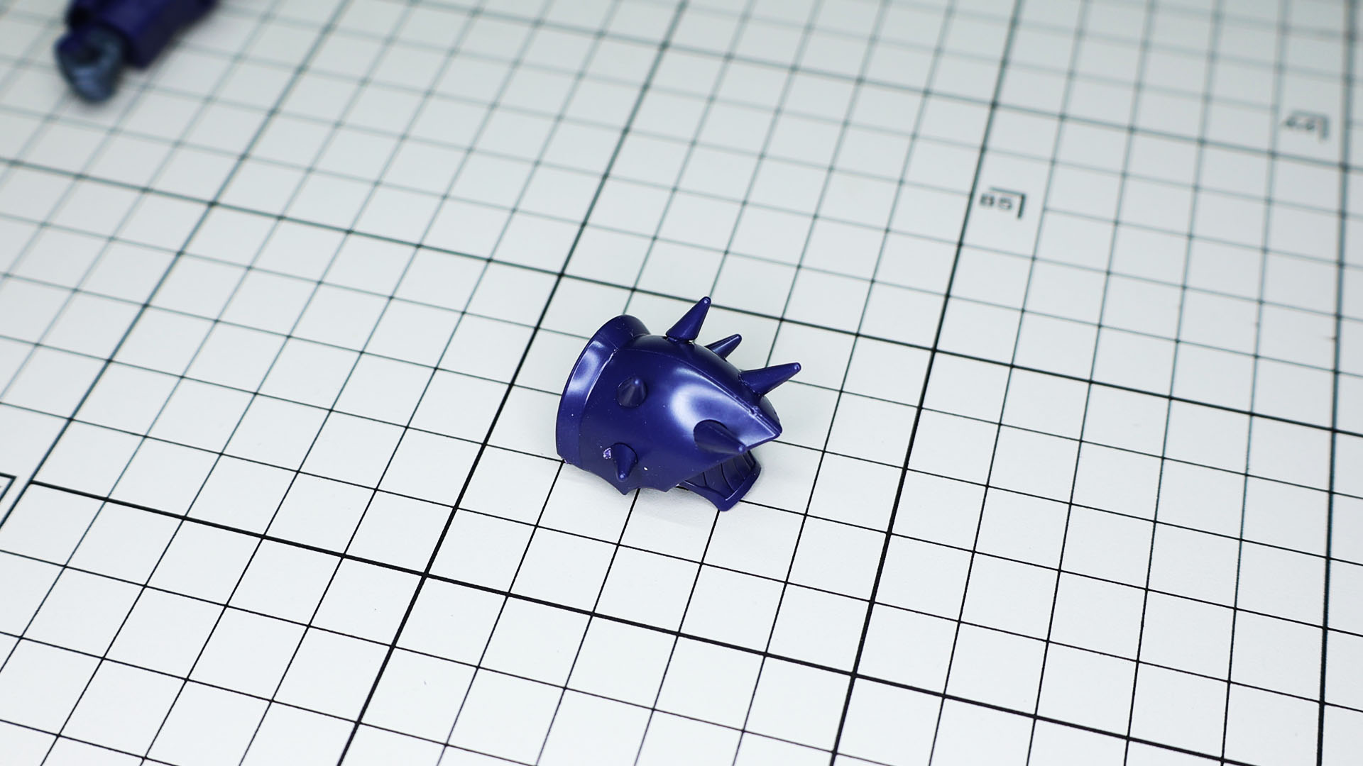 トゲトゲも一番肩先の2本の取り付けがきつい印象ですので接続ピンを削って接着するほうがいいと思います