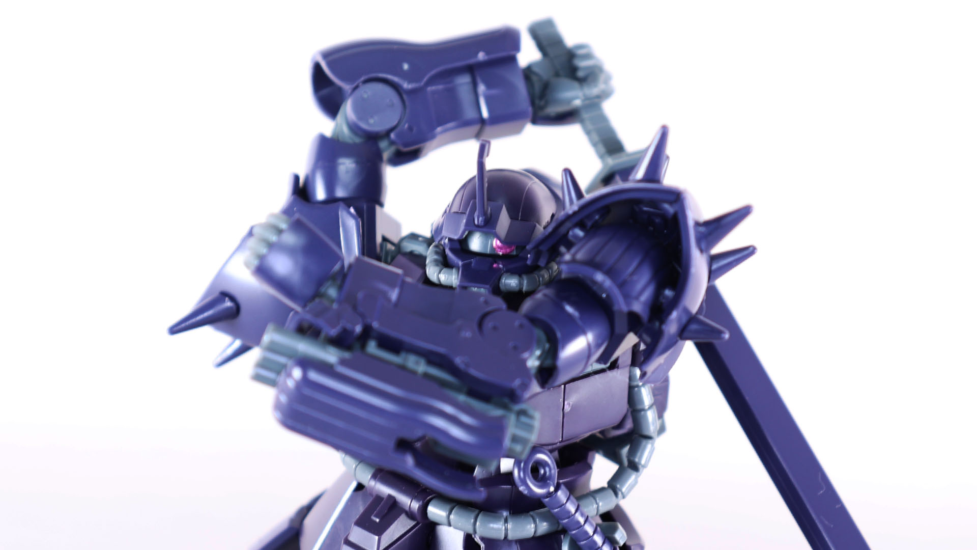 コールドブレードはつかめますが引き抜くのは無理そう。おそらく鞘が分割される機構設定があると思われます