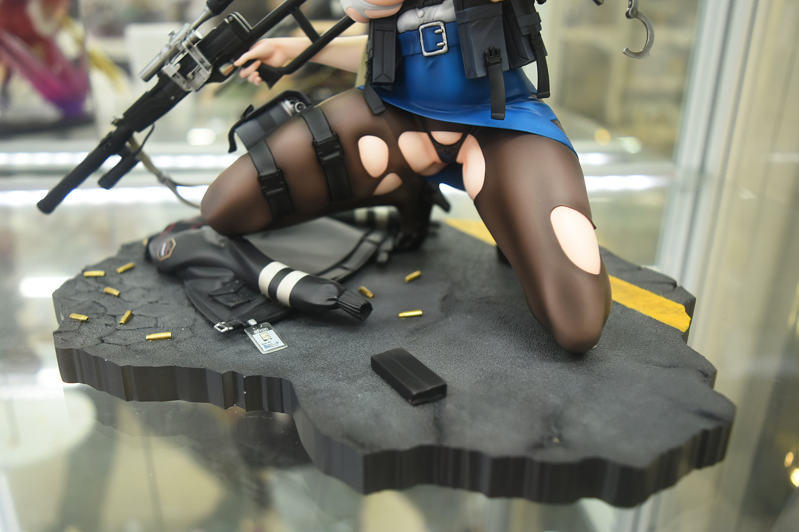 市街地の路面が台座となっている。小物の作り込みも素晴らしい