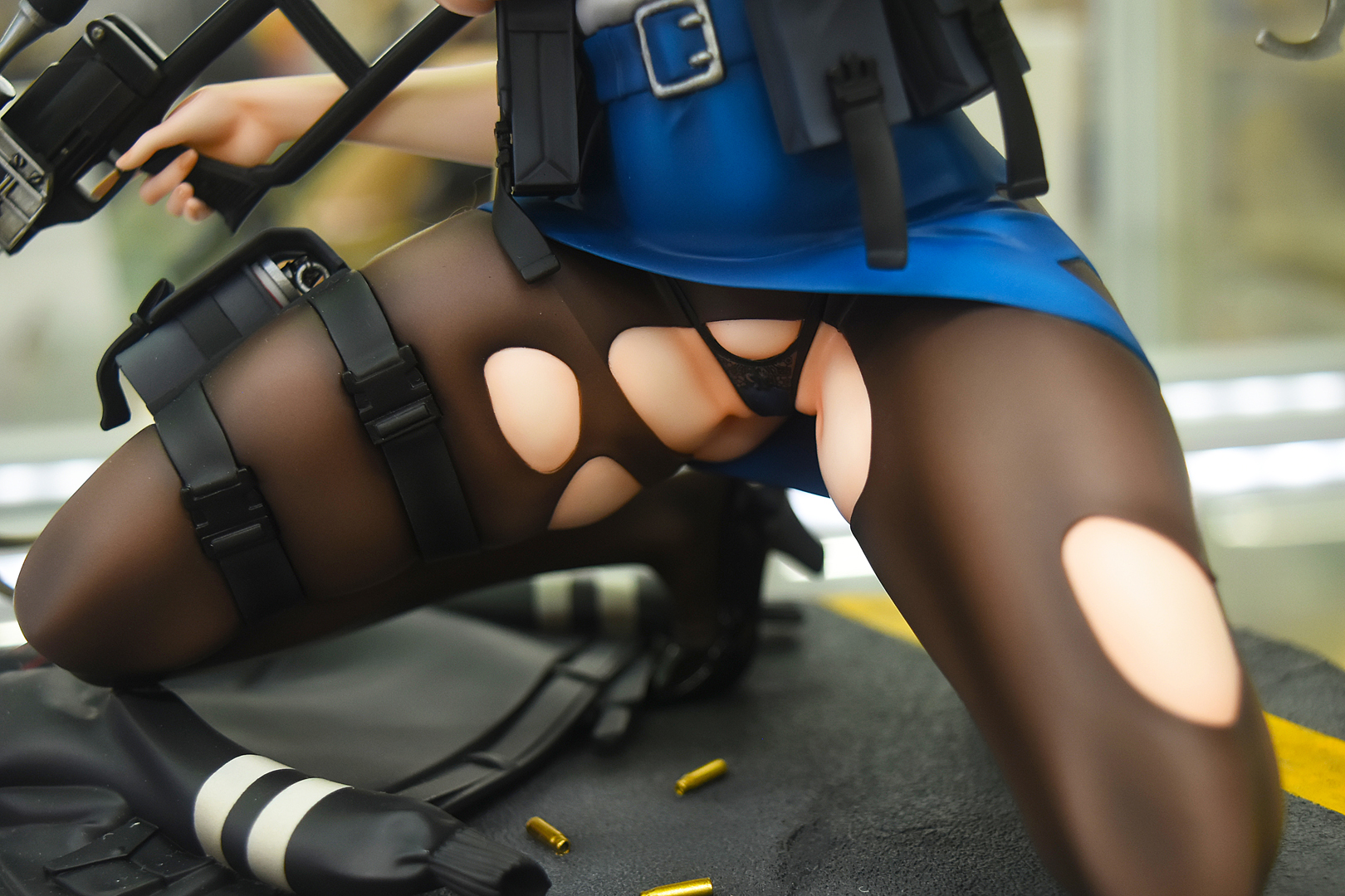 セクシー過ぎる下着が顔を覗かせている