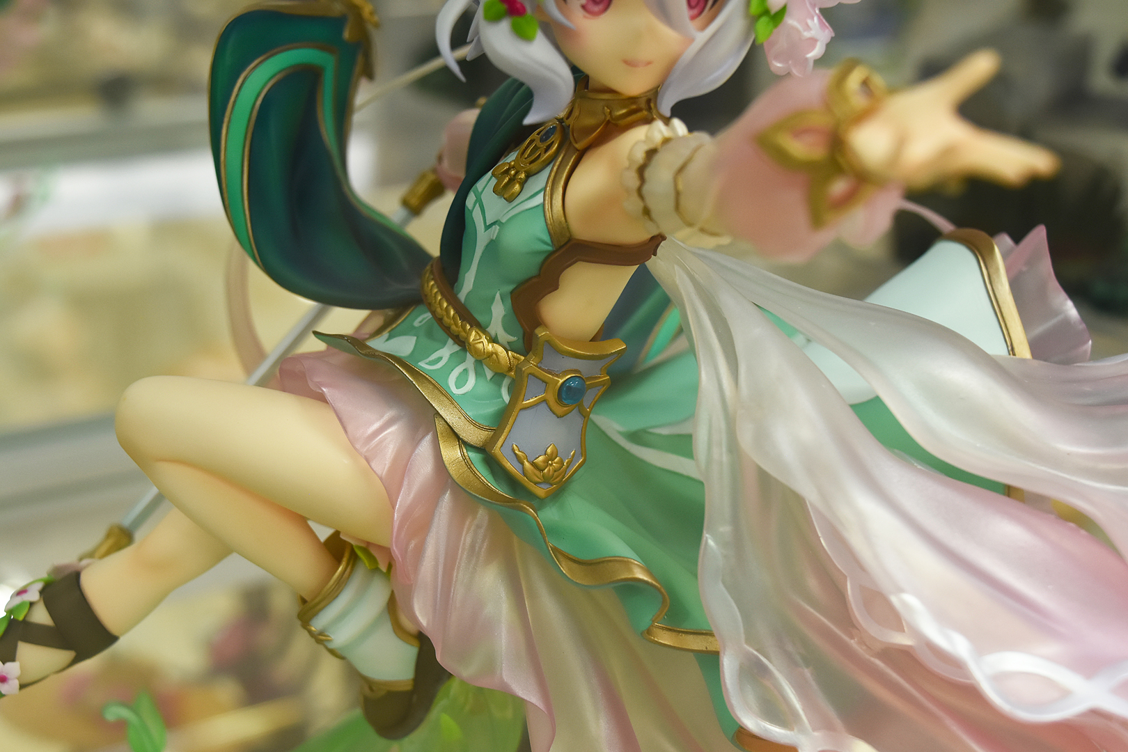 金のラインや宝石など、細かく作り込まれている