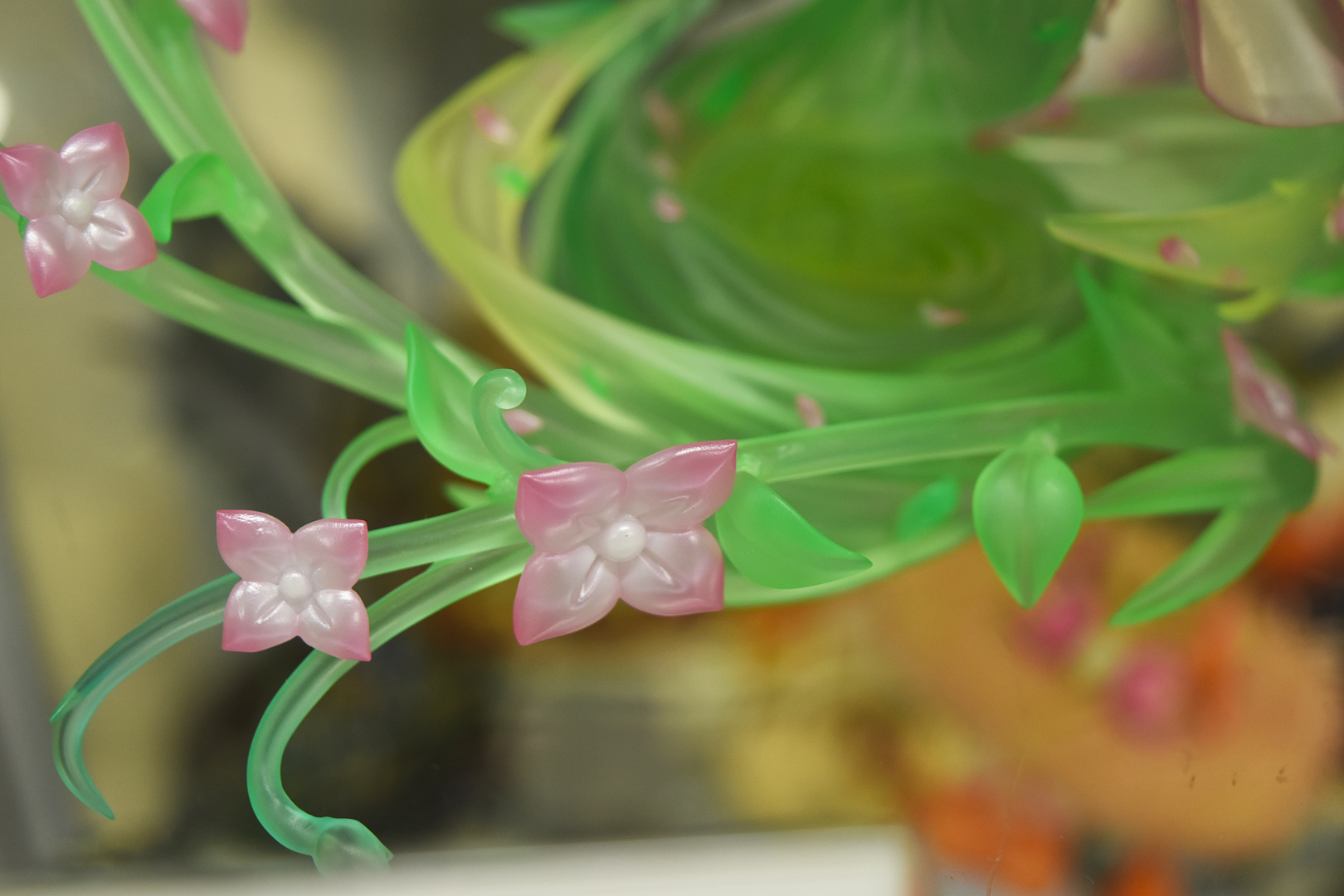 草木が躍っており、台座からも躍動感を演出