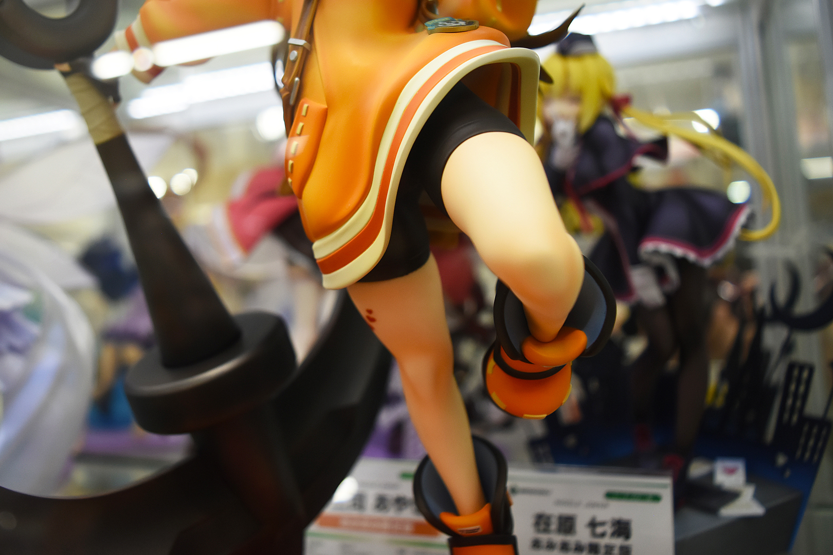 健康的な眩しい太もも。ハートのタトゥーもしっかり入っている