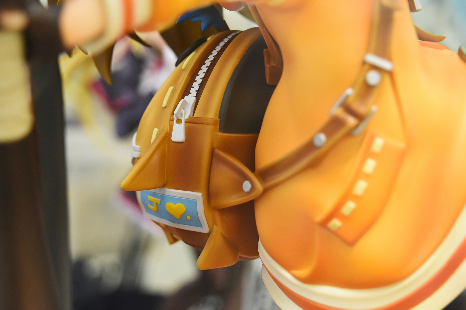 バッジやリュックなどの小物類もしっかりと作り込まれている