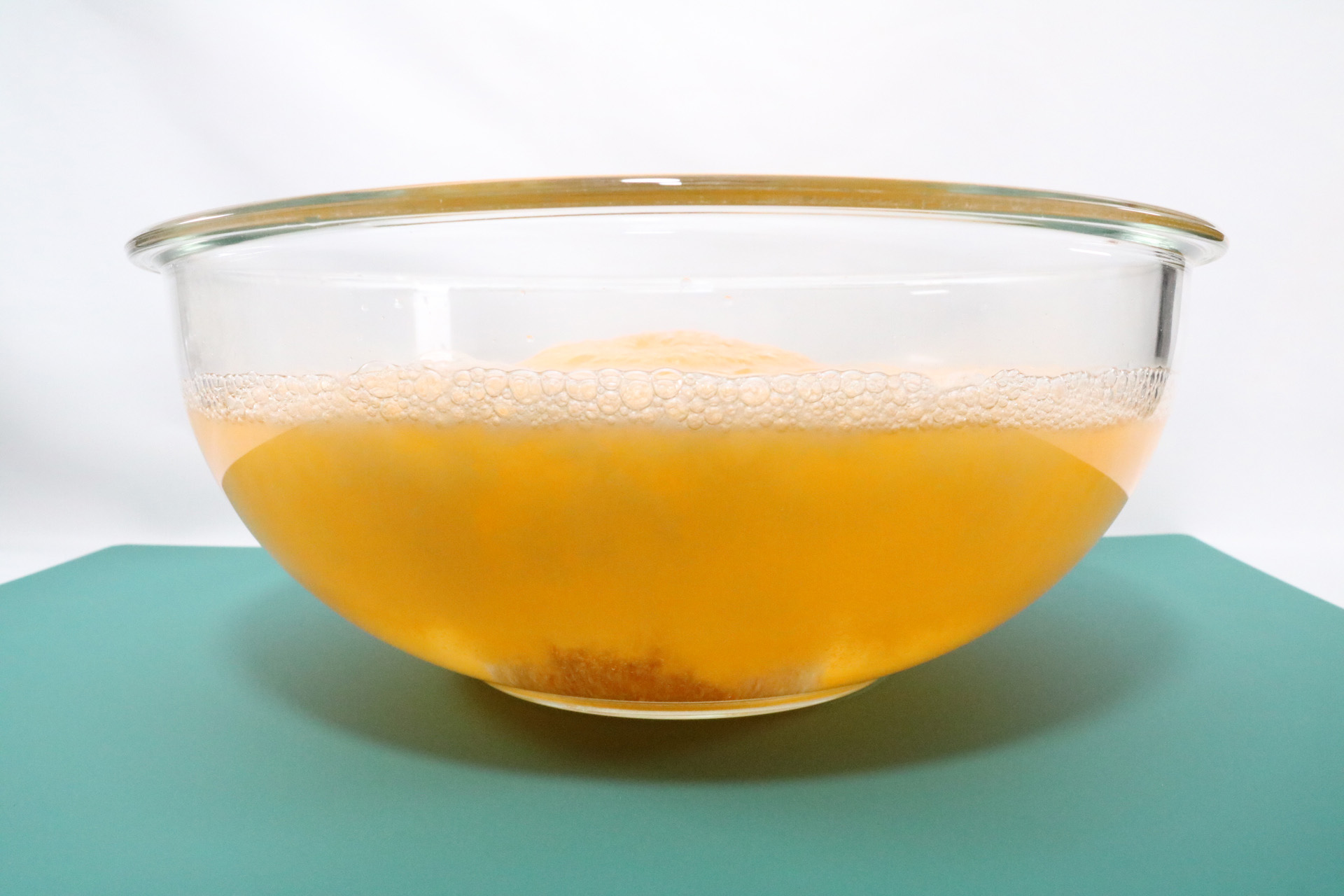 お湯に入浴剤を入れると勢いよく溶け出し、泡が溢れていく。この瞬間、一気にいい香りが立ち上る
